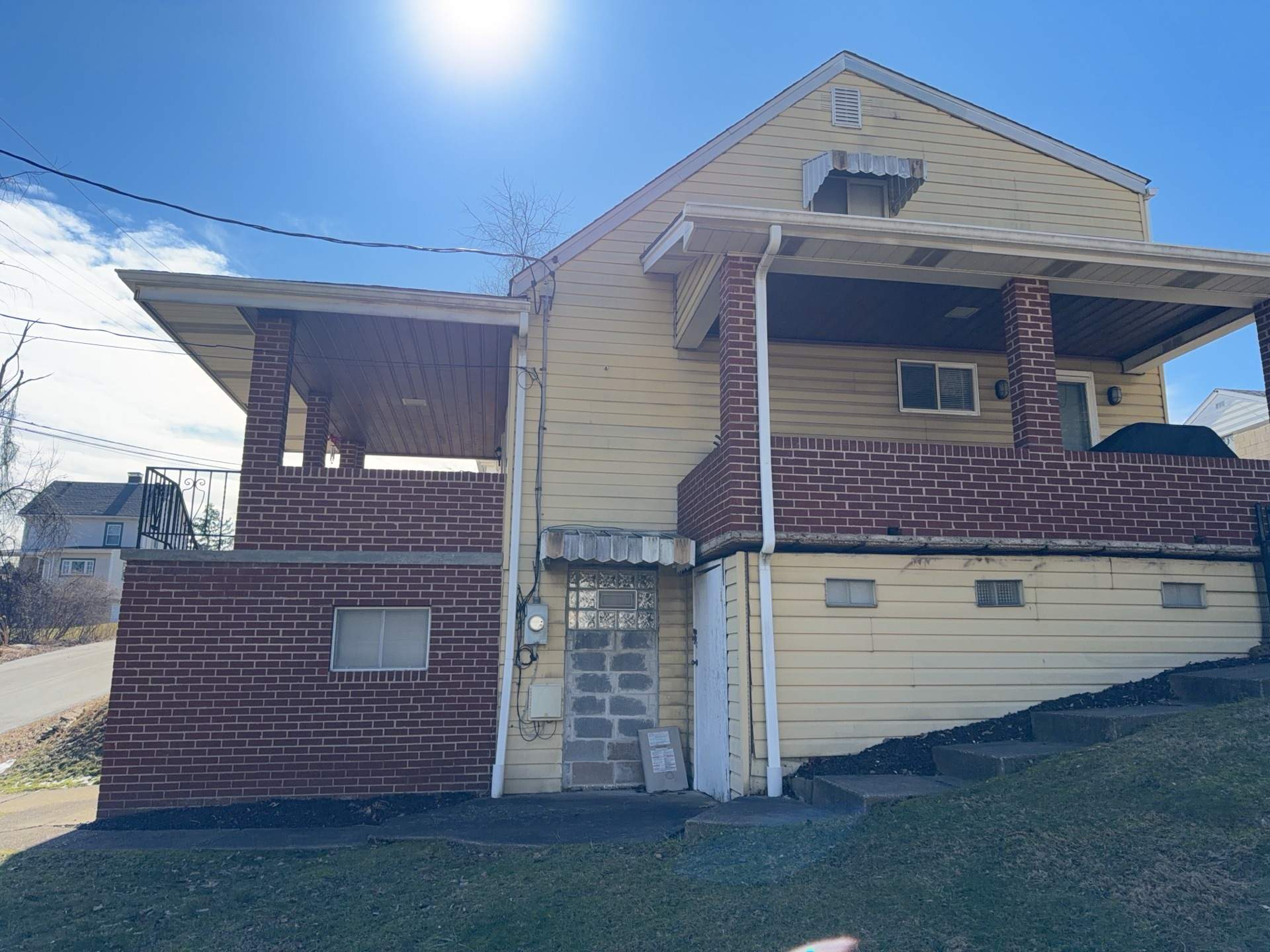 From ancient aluminum to beautiful vinyl siding in Westview by Ideal Siding Pittsburgh