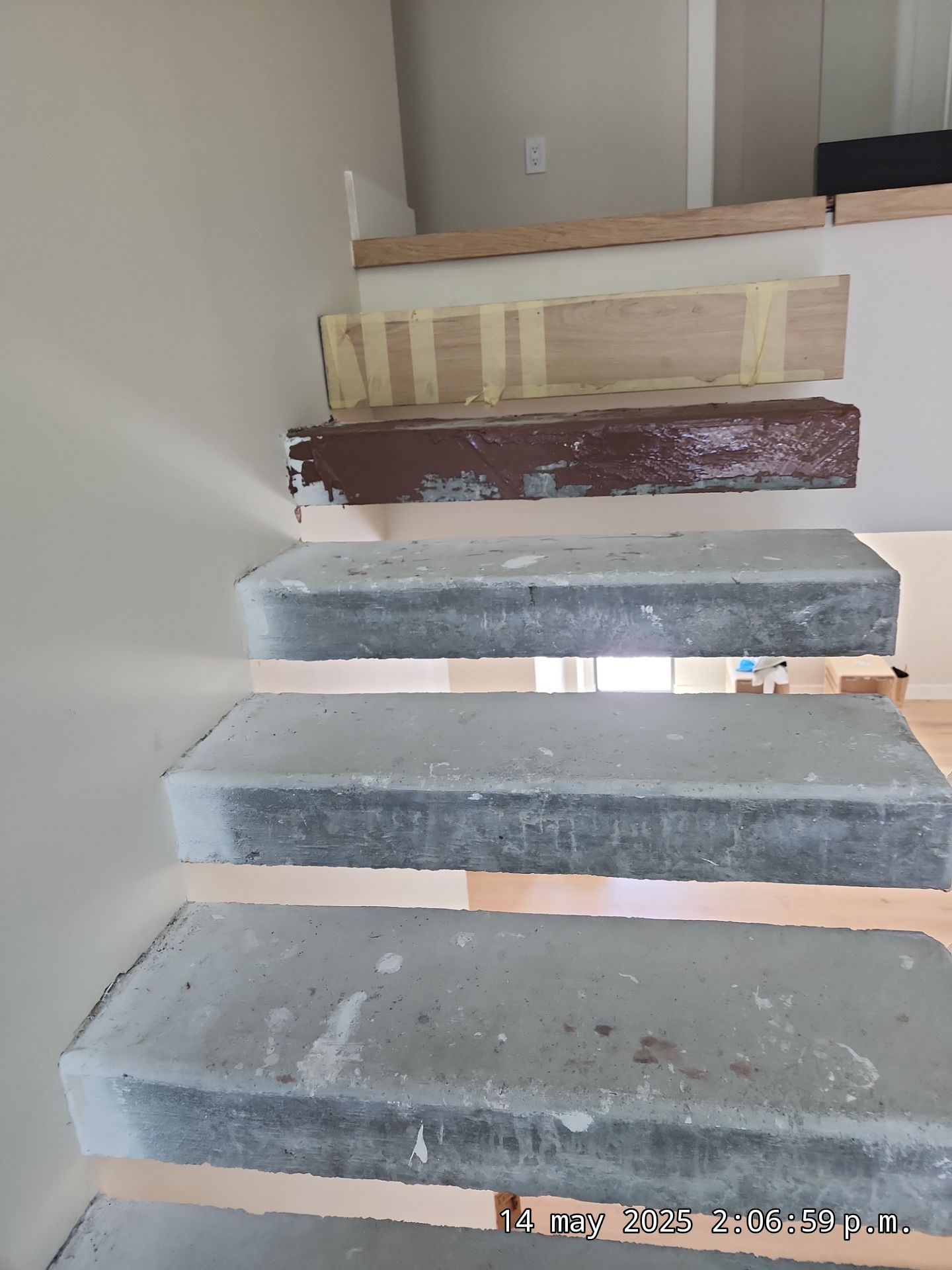 Microtopping over Steps by Seamless Surfaces