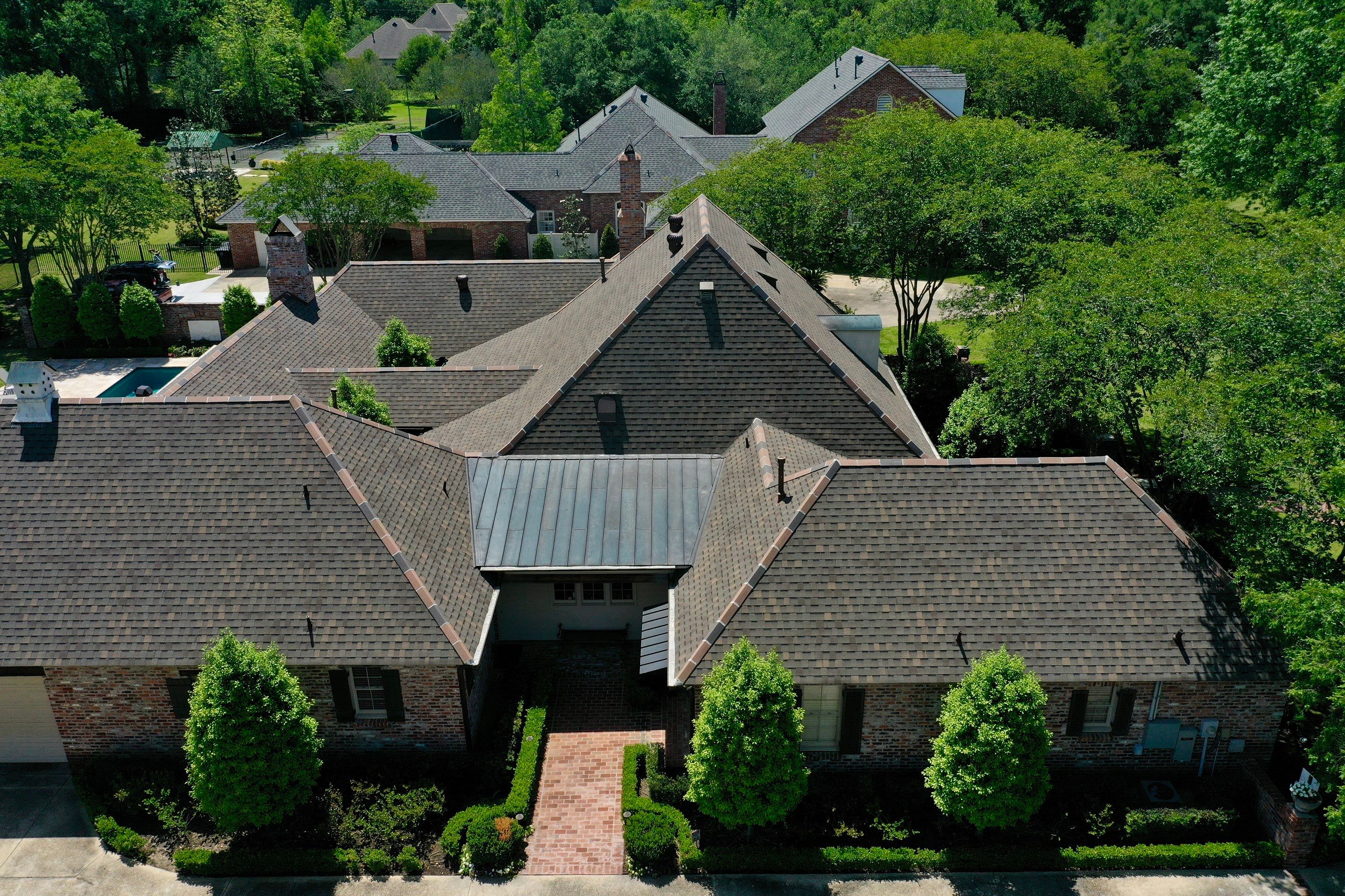 Atlas Pinnacle Pristine Weathered Shadow with Hecker V Ridge Tile by Top Team Construction