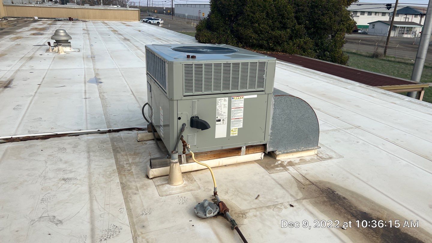 TPO single-ply roofing system using GAF by Straight Edge Roofing Inc