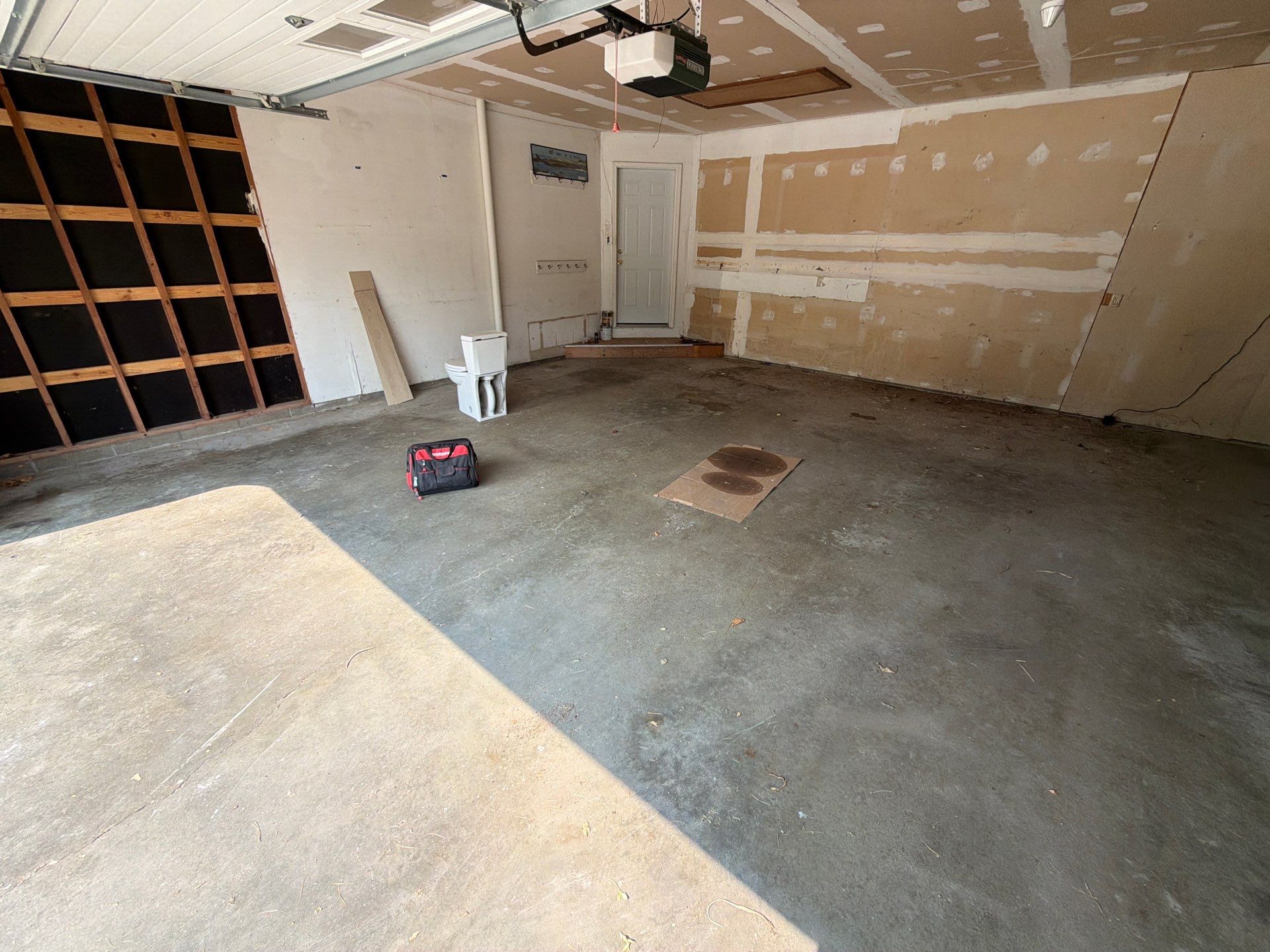 Sioux Falls Garage Floor Coating with Speckled Flake Finish by Select Painting, Coatings & Garage Cabinets