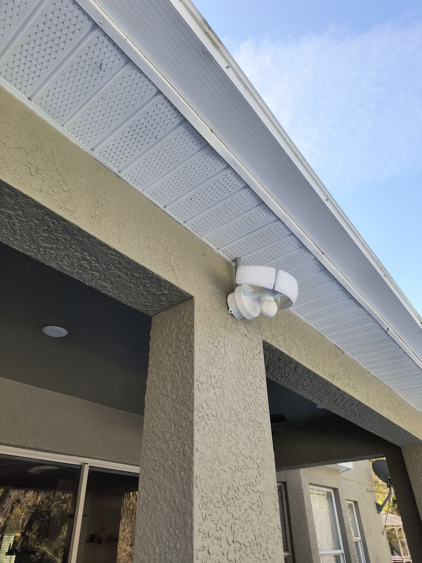 White 6'' Seamless K-style Gutters and Downspouts in Wesley Chapel, FL by Gutter Professors