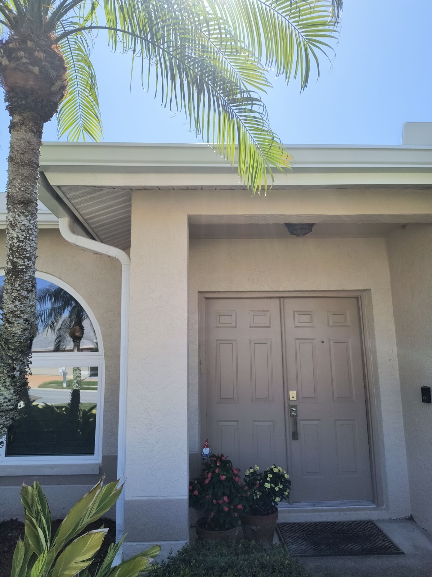 White Seamless Gutters using 6 Inch Seamless Gutters in Sarasota FL by Gutter Professors