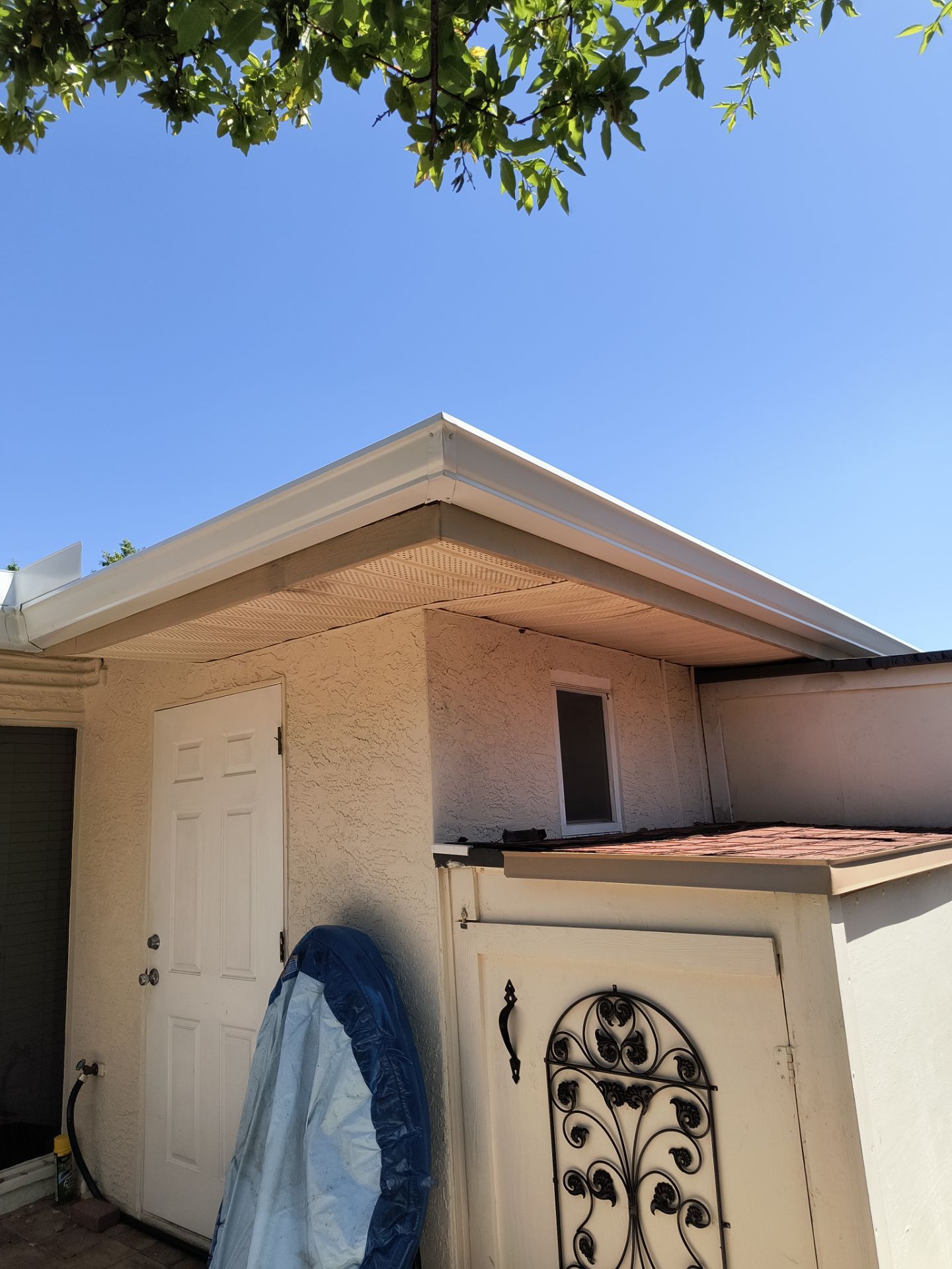 K-Style Seamless Gutter Installation using 3X4 Elbow Downspout in Sarasota FL by Gutter Professors