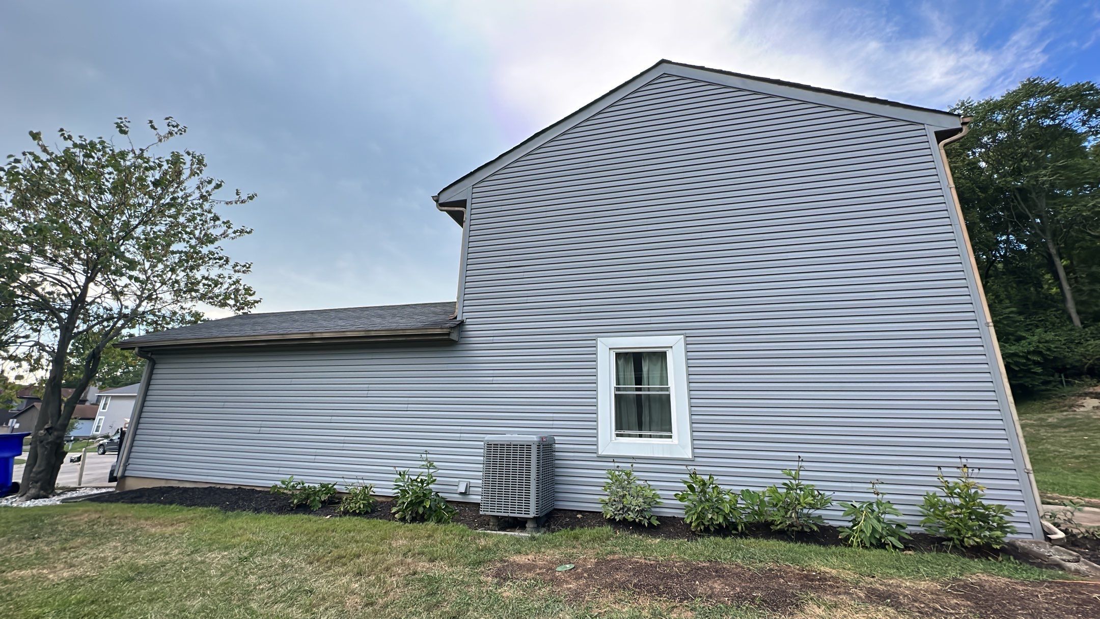 Siding Installation using Norandex Woodsmen Select vinyl sidning by WIW Enterprises Inc