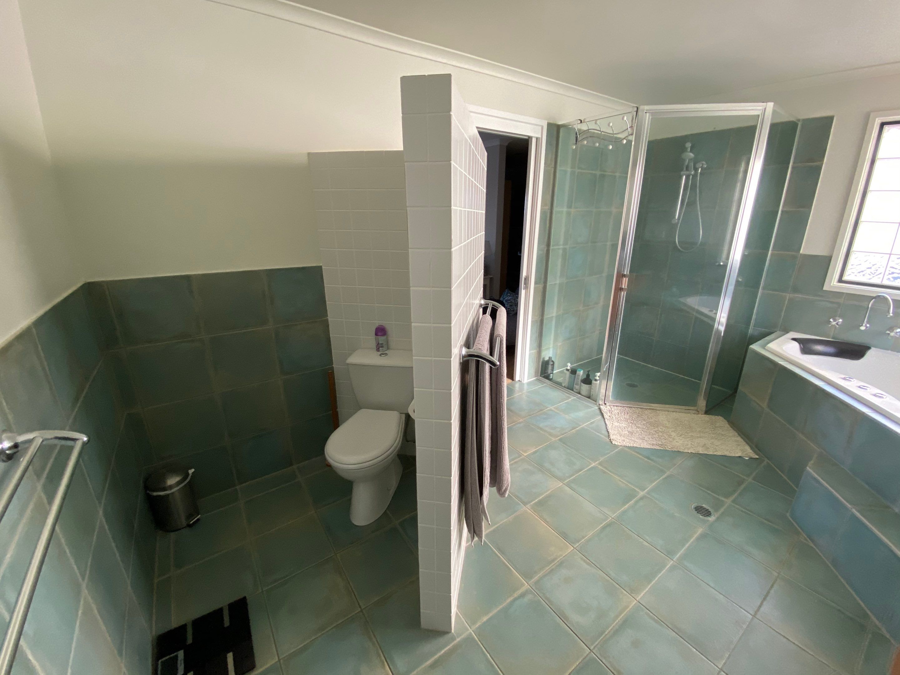 Large Ensuite Renovation by Re-seal Bathrooms