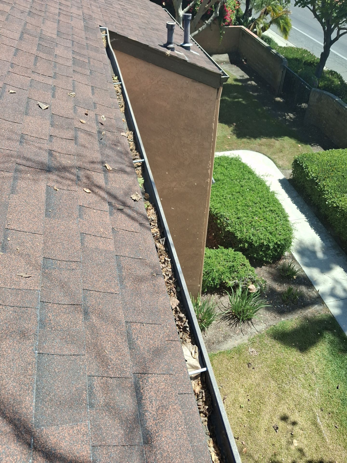 HOA gutter cleaning before photo.