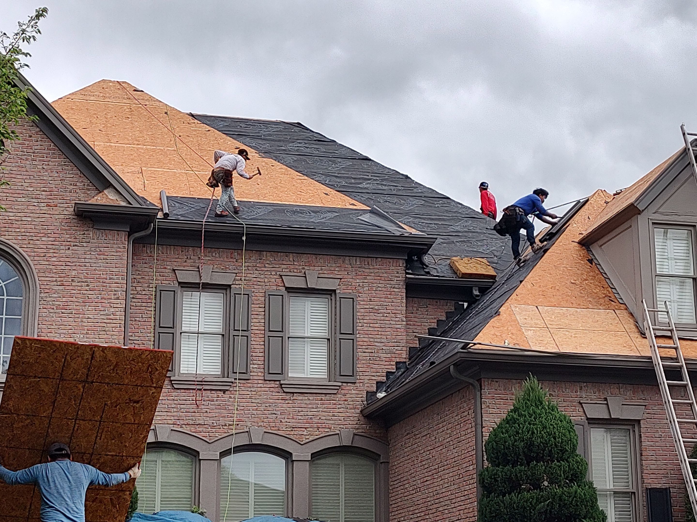 Top-Quality Williamsburg Gray Owens Corning Roof Installation in Roswell, Georgia by NBS Roofing by NBS Roofing, Inc.