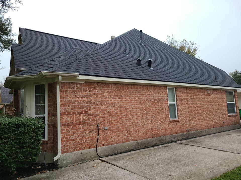 SureStart PLUS 4-STAR Warranty Fully covers materials, labor, tear-off and disposal expenses in years 1-50. by Roof Concepts Construction