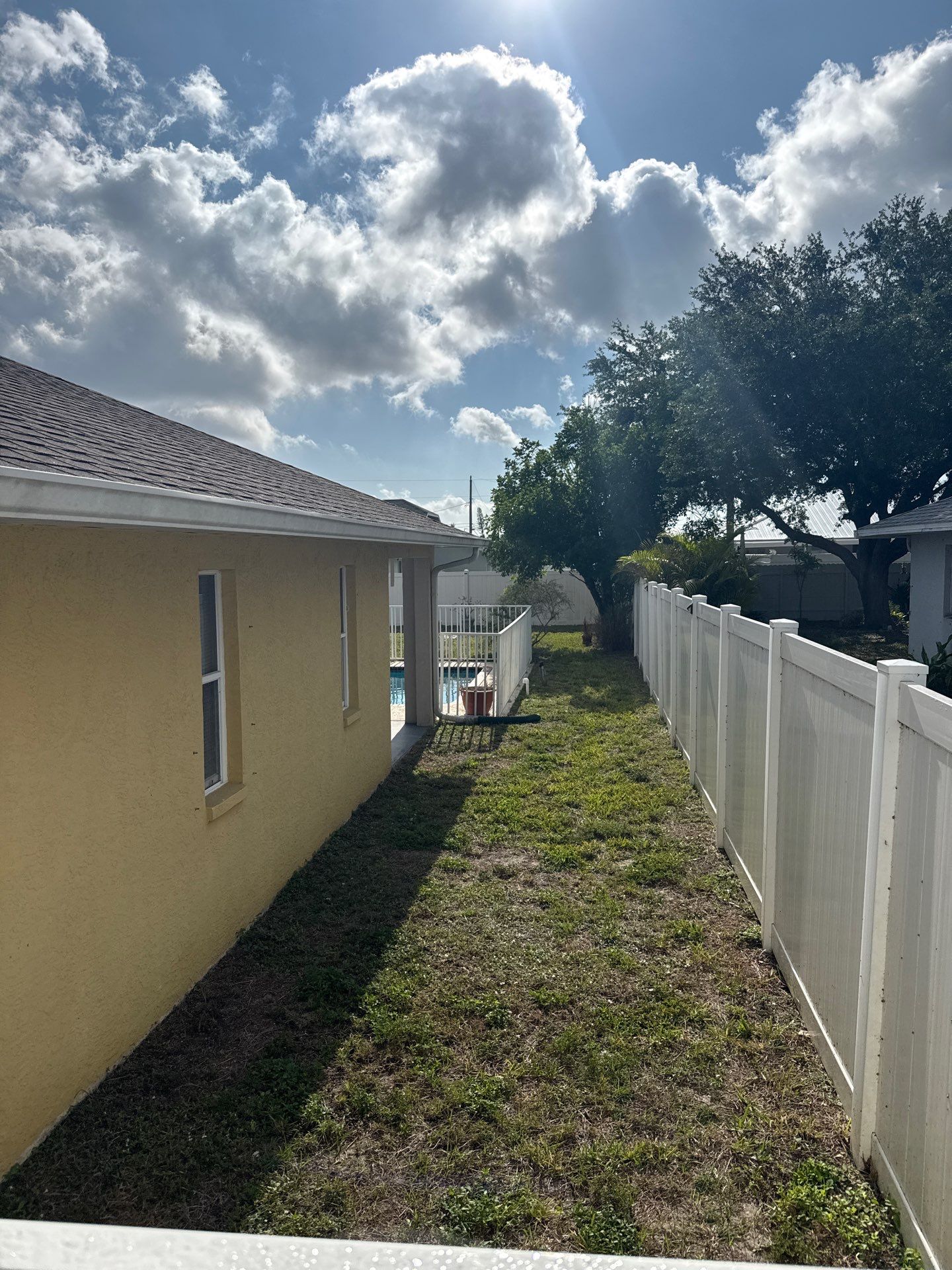6 Inch Seamless Gutters using White Seamless Gutters in Cape Coral FL by Gutter Professors