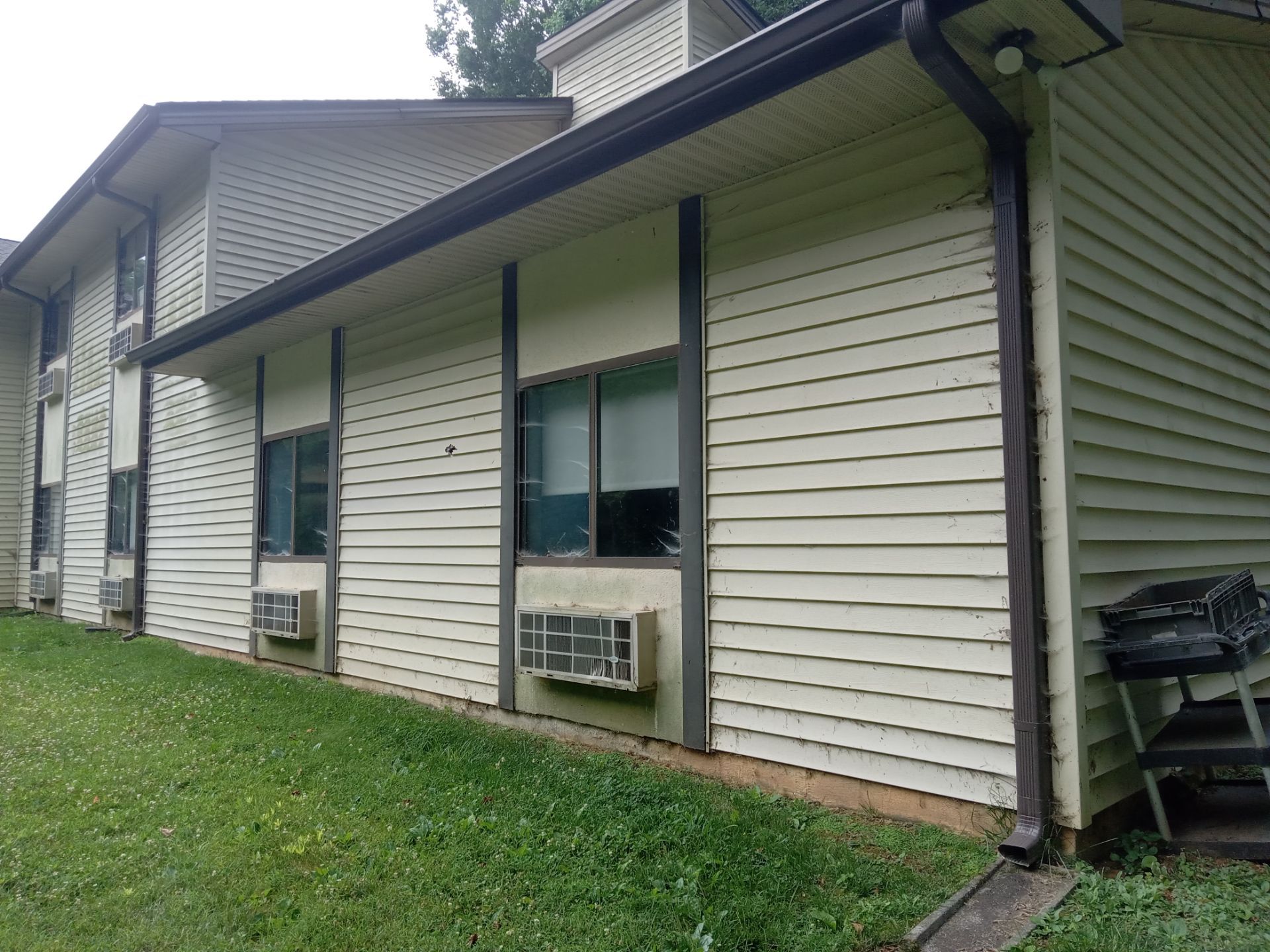 pressure washing exterior siding removing dirt mold mildew for residential building restoration