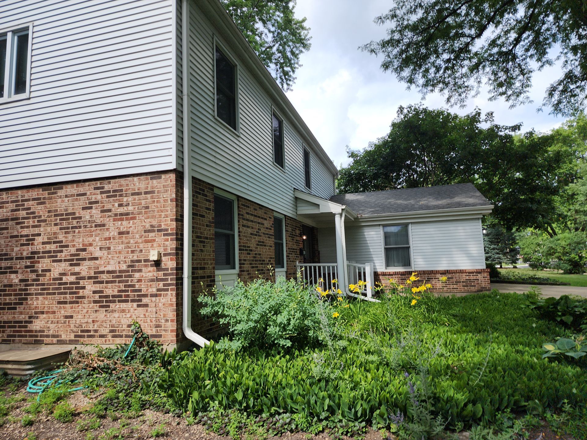 Palatine house wash and concrete power washing by Northern Power Washing LLC.