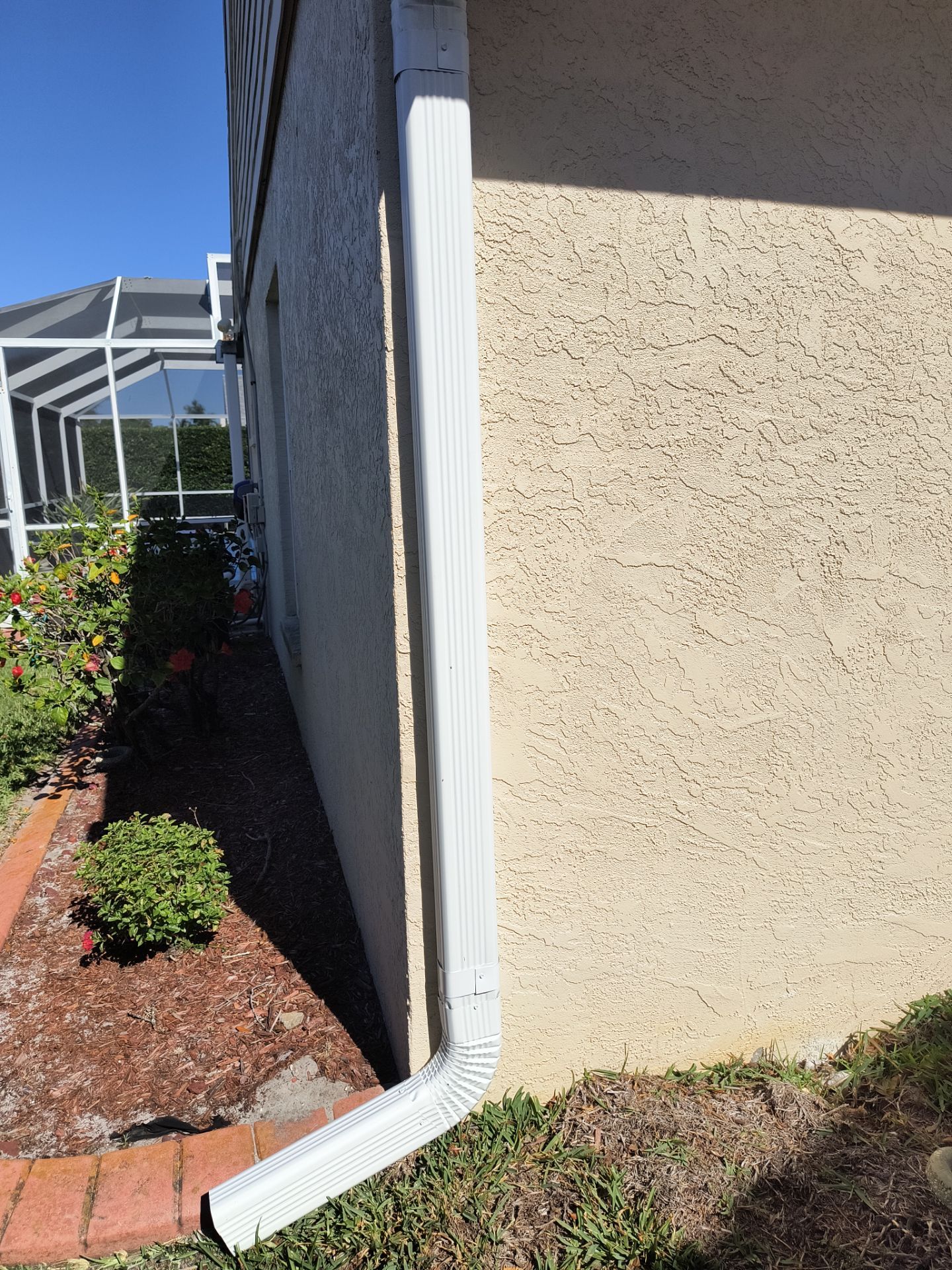 White Seamless Gutters using 6 Inch Seamless Gutters in Sarasota FL by Gutter Professors
