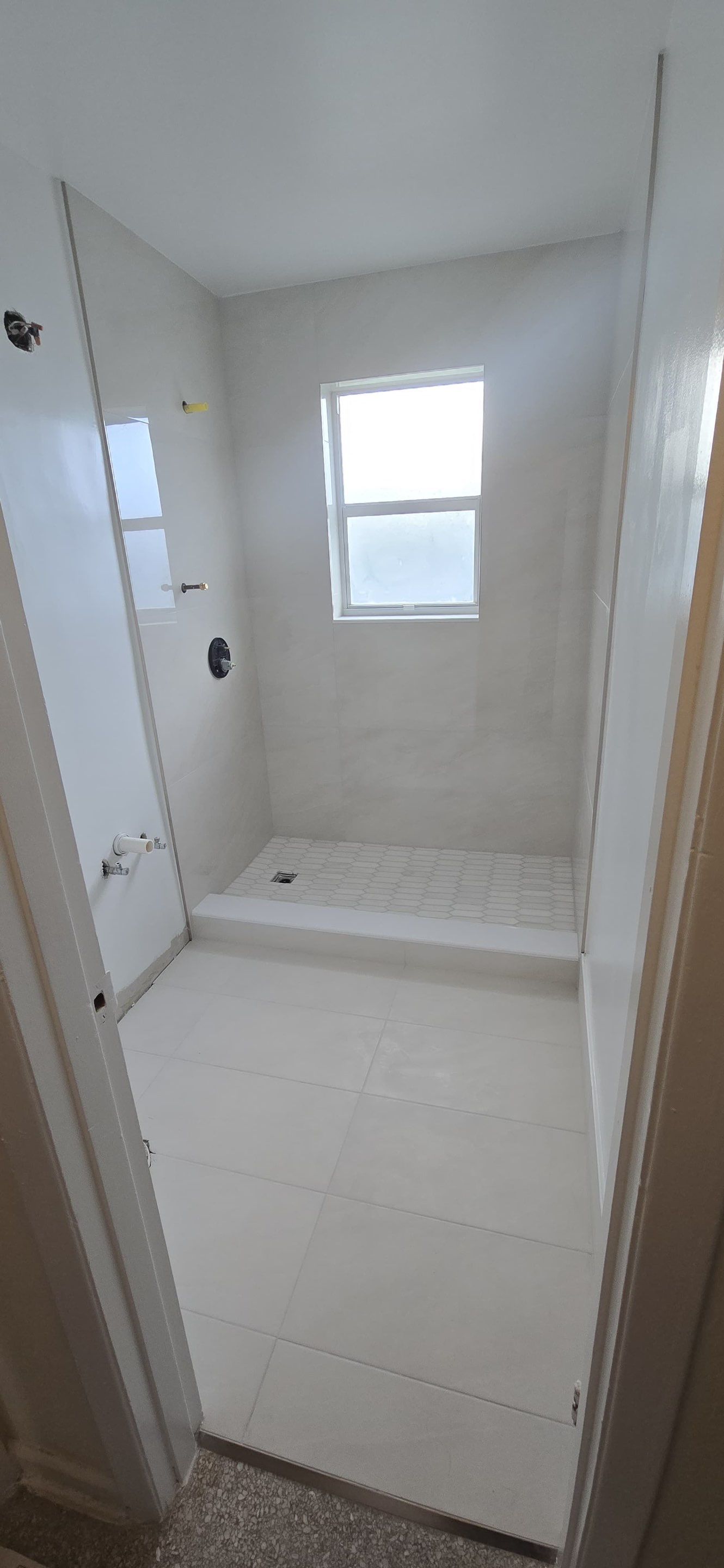 Guest Bathroom - Delray Beach by Hevi Tile