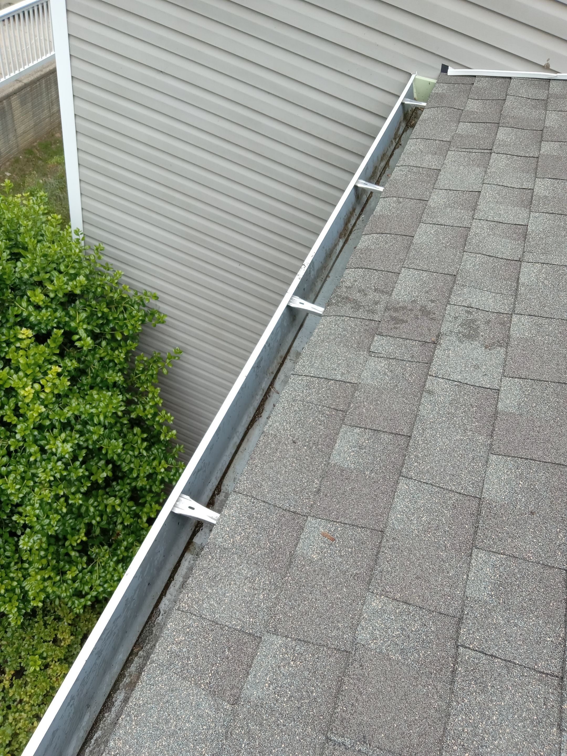 HOA gutter cleaning after photo.