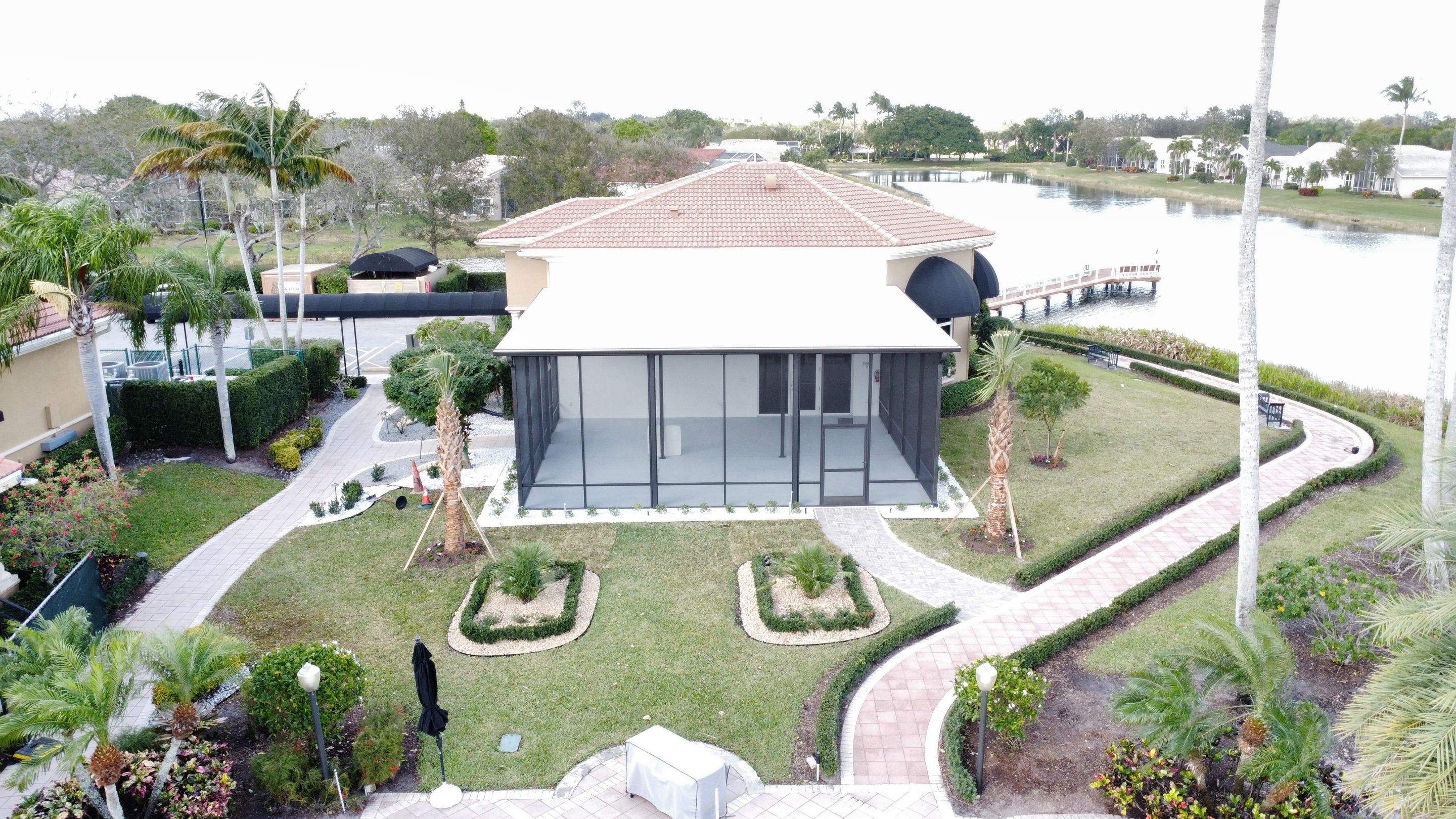 Valencia Lakes Cafe Insulated Roof w/ Screen Enclosure by The Screen Depot, Inc