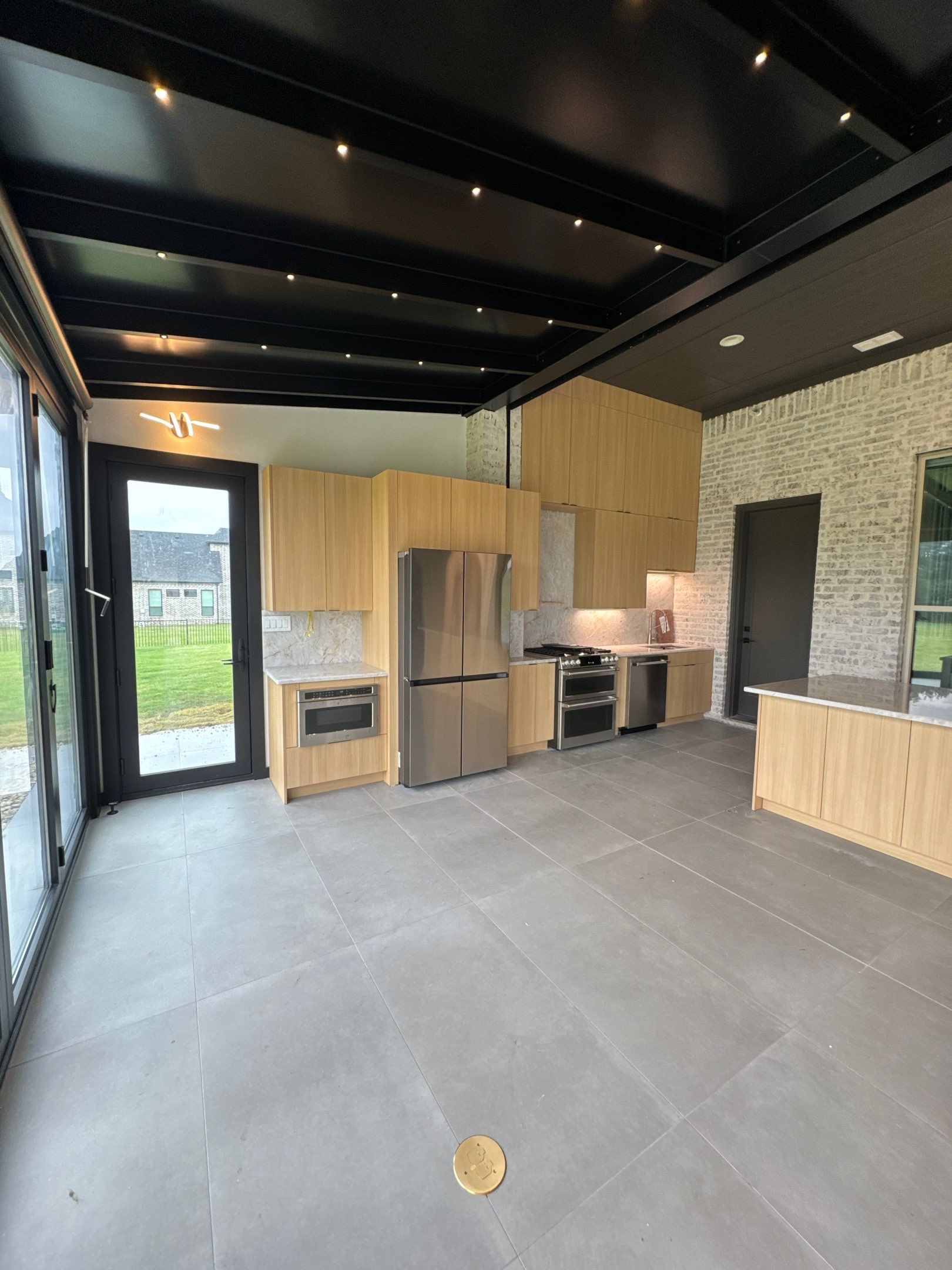 💎 Fairview Luxury Oasis: European Modern Outdoor Kitchen with Cristallo Quartzite by Tibi Soli LLC