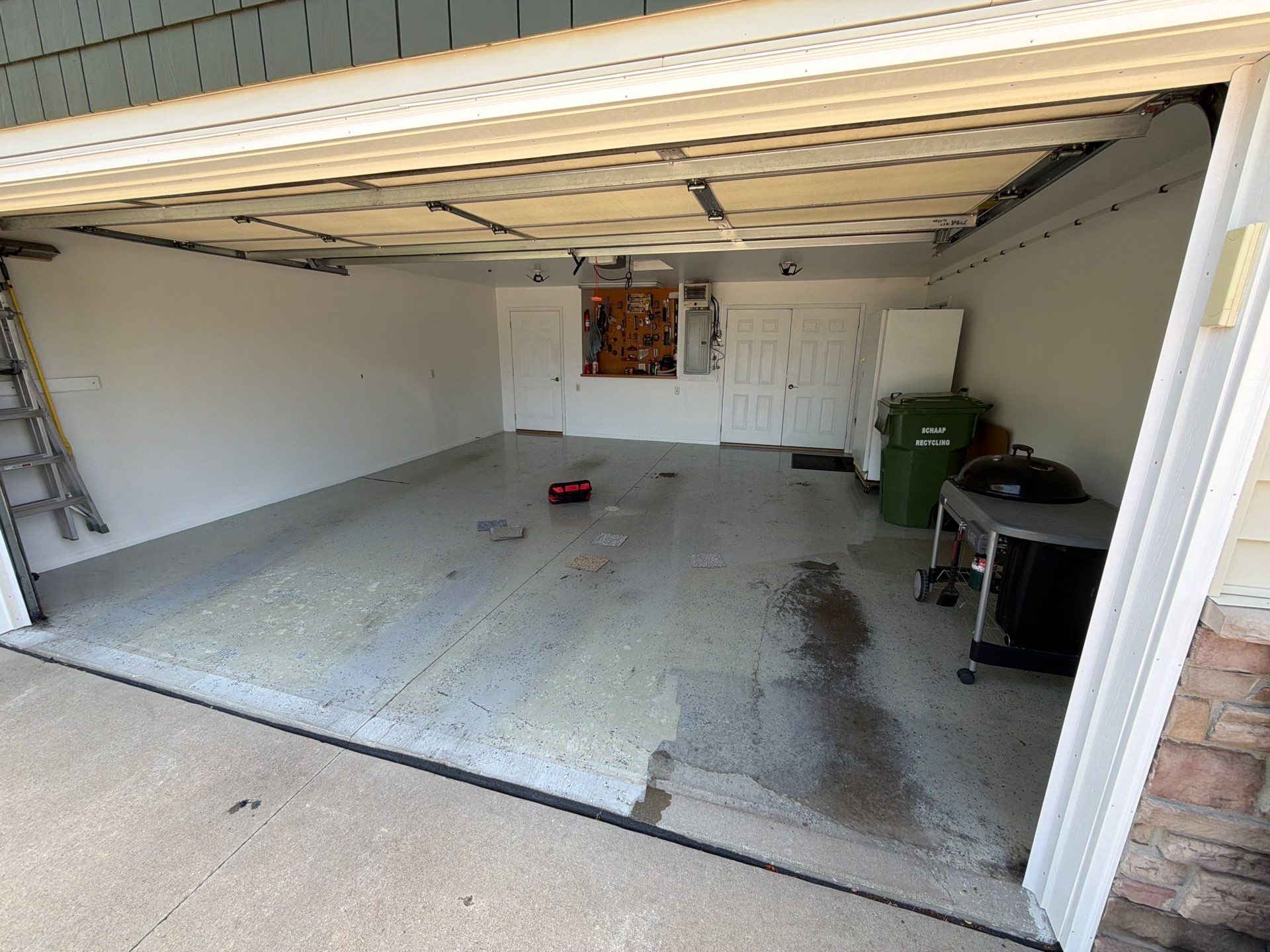 Coyote Flake Garage Floor Coating in Worthington, Minnesota by Select Painting, Coatings & Garage Cabinets