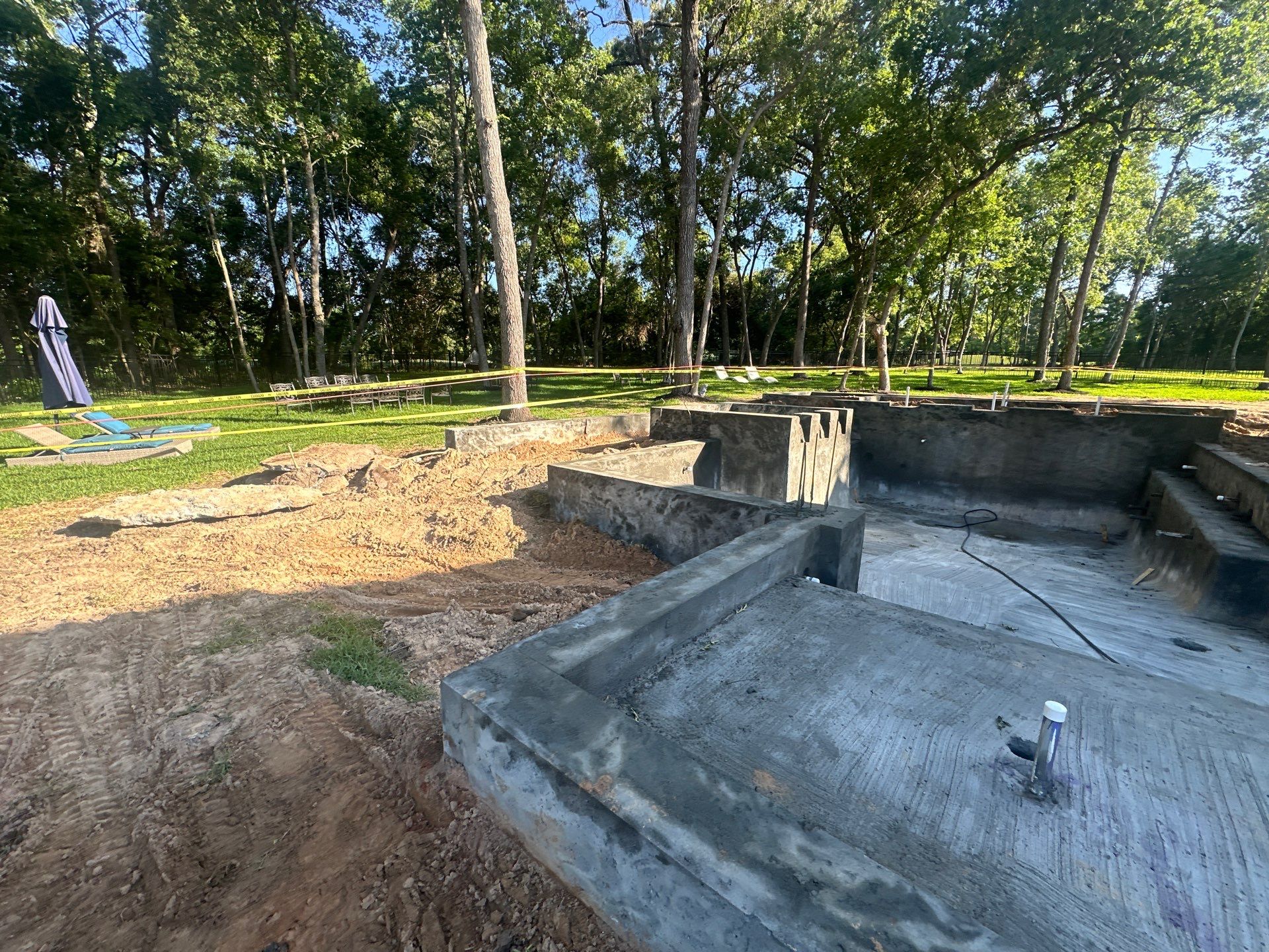 Modern Patio Cover and Kitchen in Montgomery by SophAlx LLC