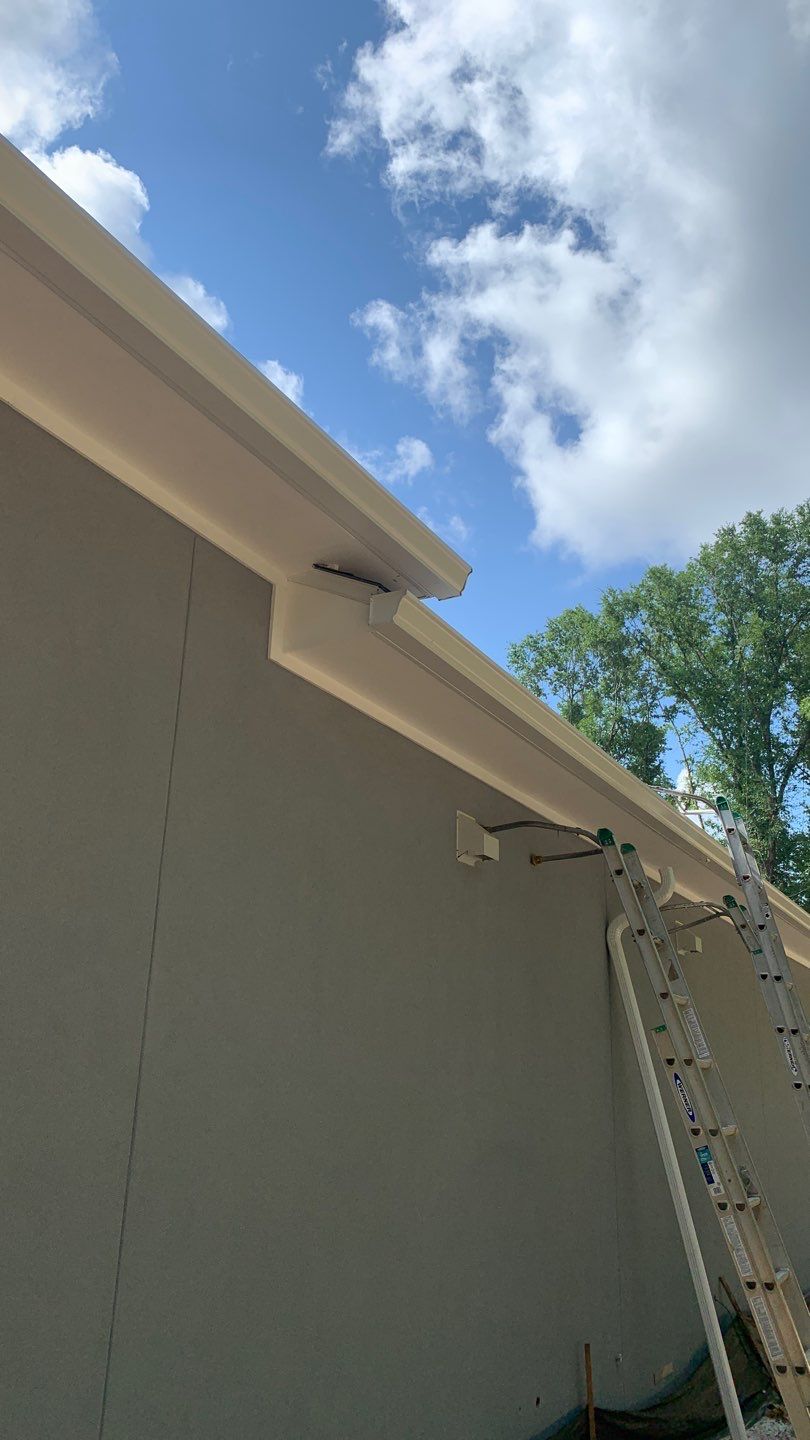 Seamless Aluminum Gutter Installation using 6 Inch Seamless Gutters in MIlton FL by Gutter Professors