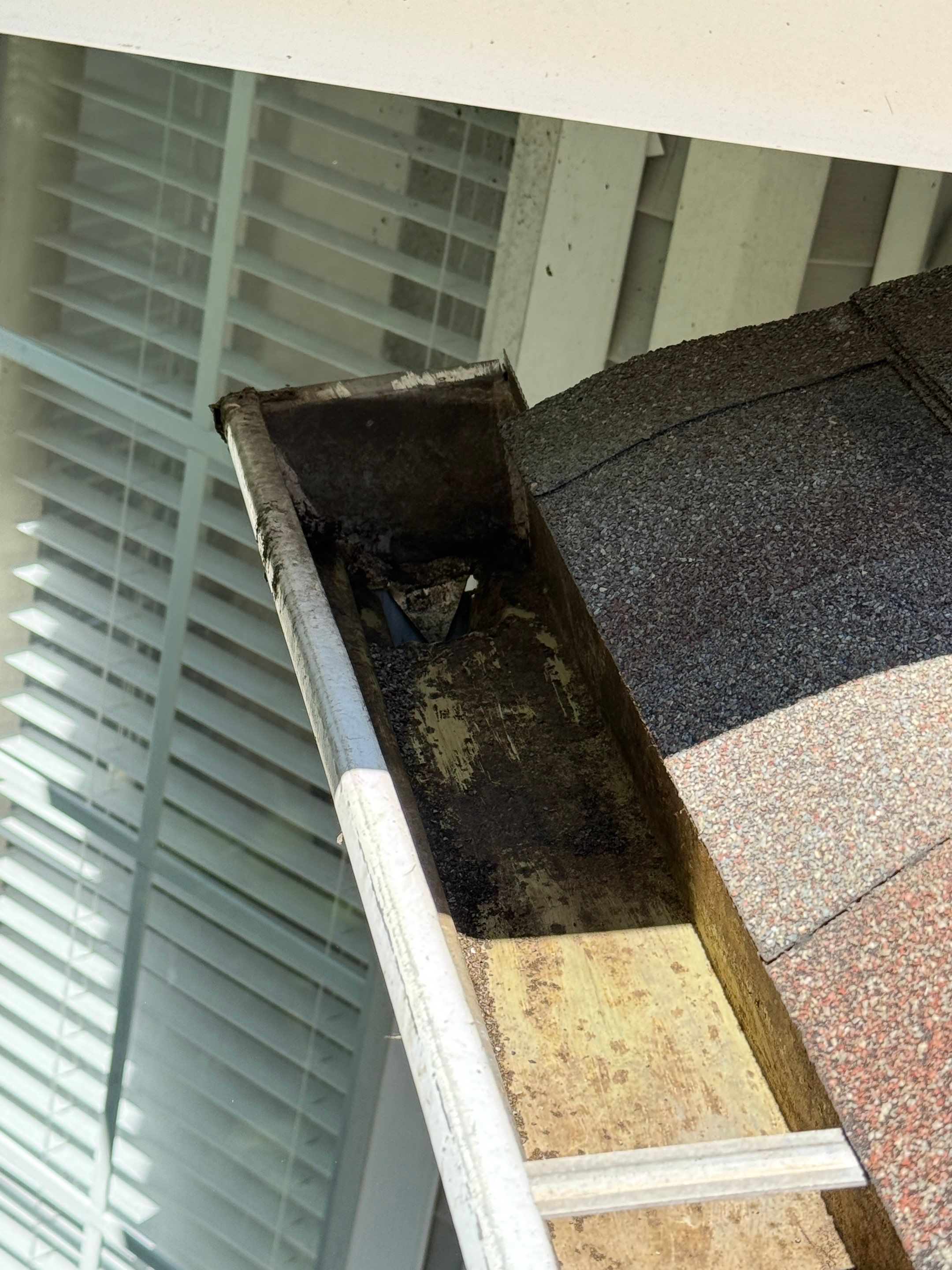 Commercial gutter cleaning Lebanon, TN after photo with clean gutters