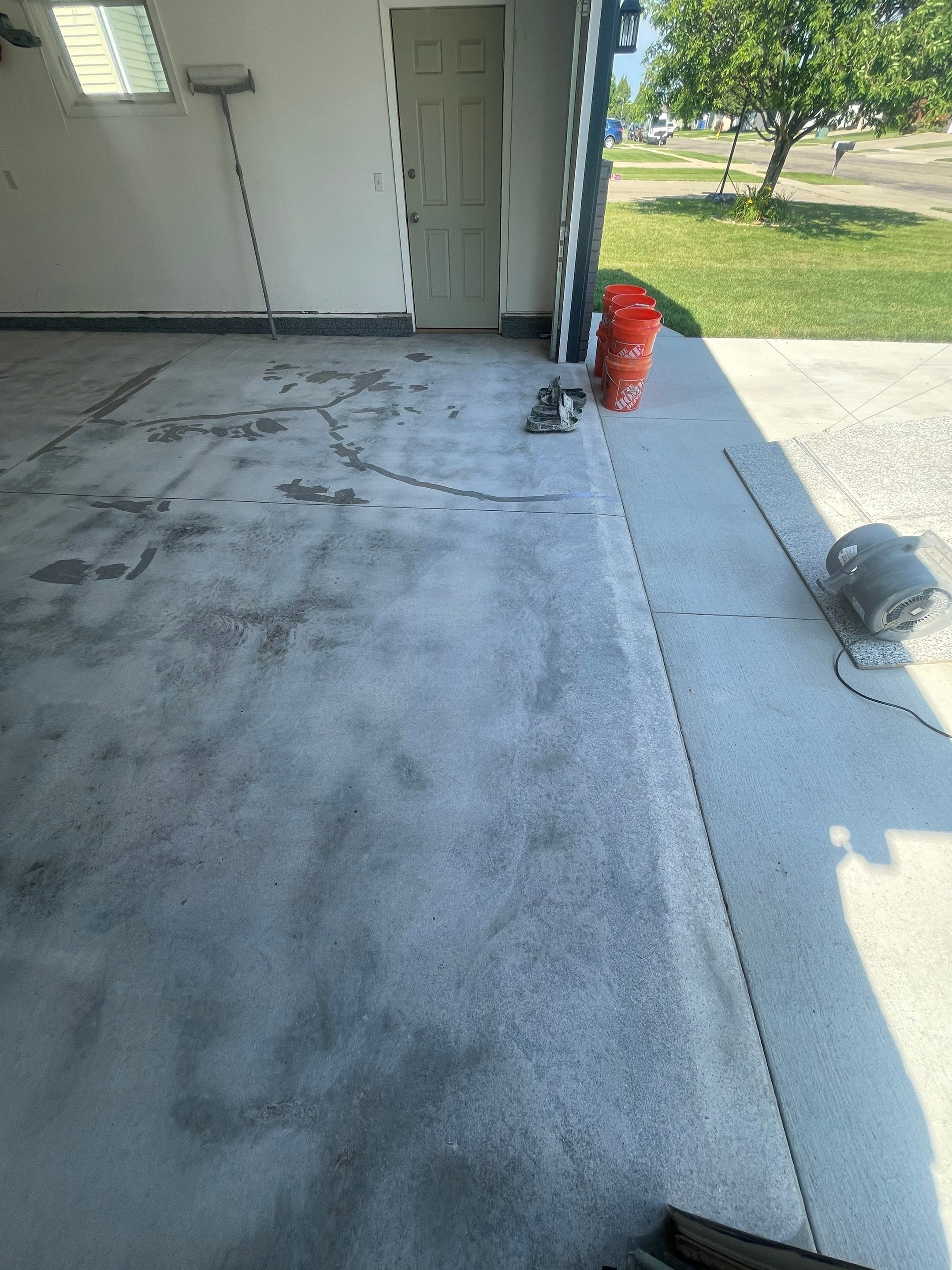 Sioux Falls Garage Floor Coating with Nightfall Decorative Chips by Select Painting, Coatings & Garage Cabinets