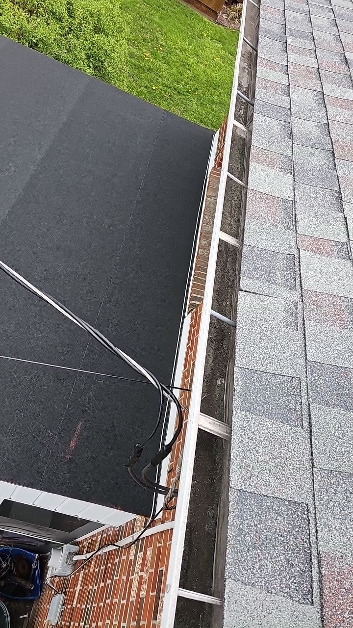 ATLAS PINNACLE COLOR: SUMMER STORM DRIP EDGE: WHITE by Eagle Eye Roofing