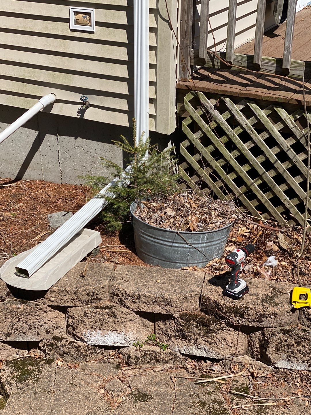 Seamless Aluminum Gutter with Hover Single Screen Continuous Hangers in Franklin, MA by Gutter Pro Enterprises