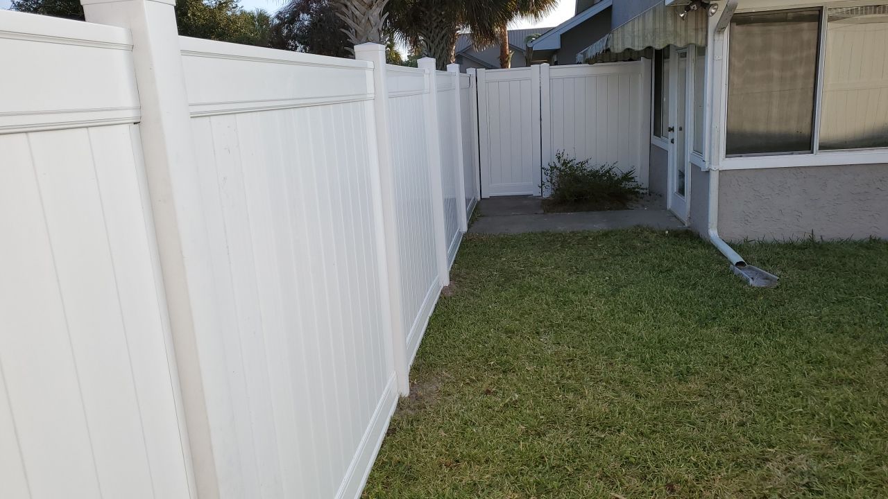 Nice clean look by Hip Square Fence Inc.
