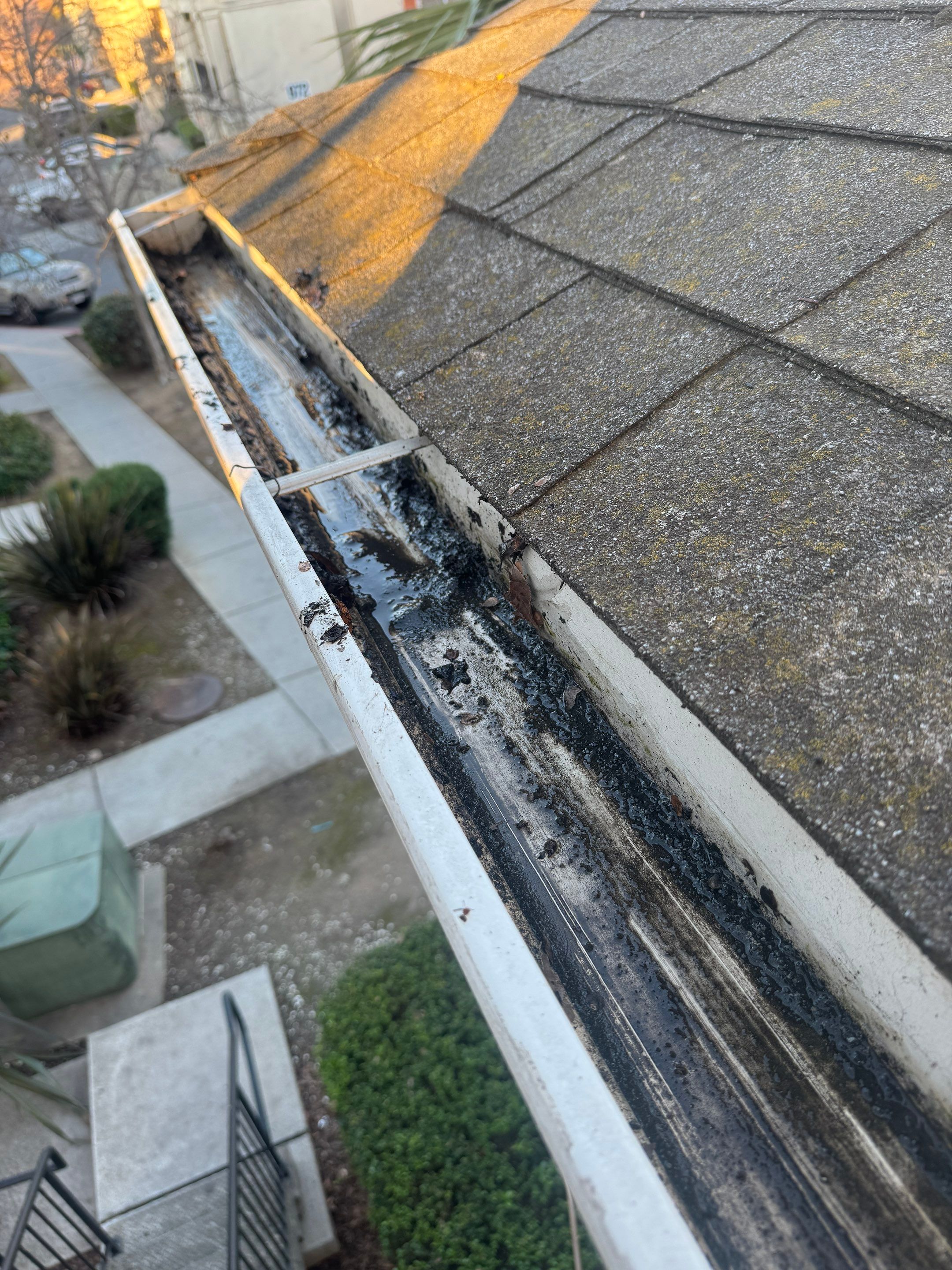 Commercial gutter cleaning Georgia after photo with clean gutters