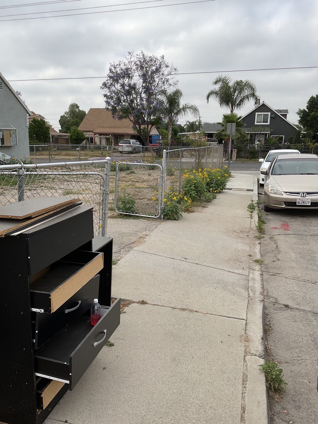Fence installation using 6ft and 4ft vinyl  by Fence Guys Inc. 