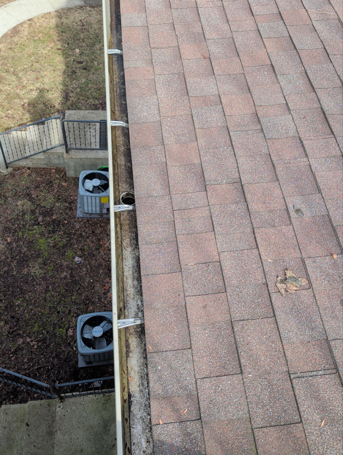 HOA gutter cleaning after photo.