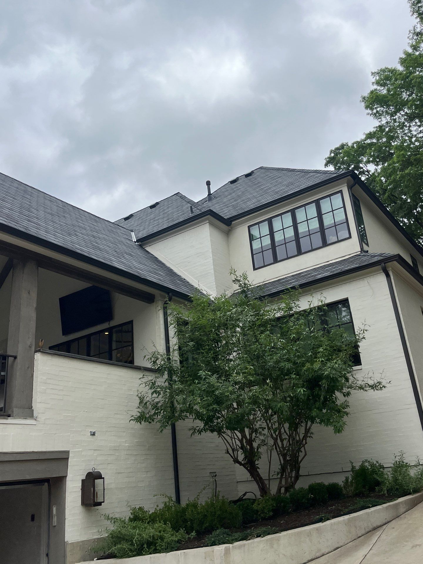 White brick with GAF Slateline English Grey by Tejas Roofworks + Restoration