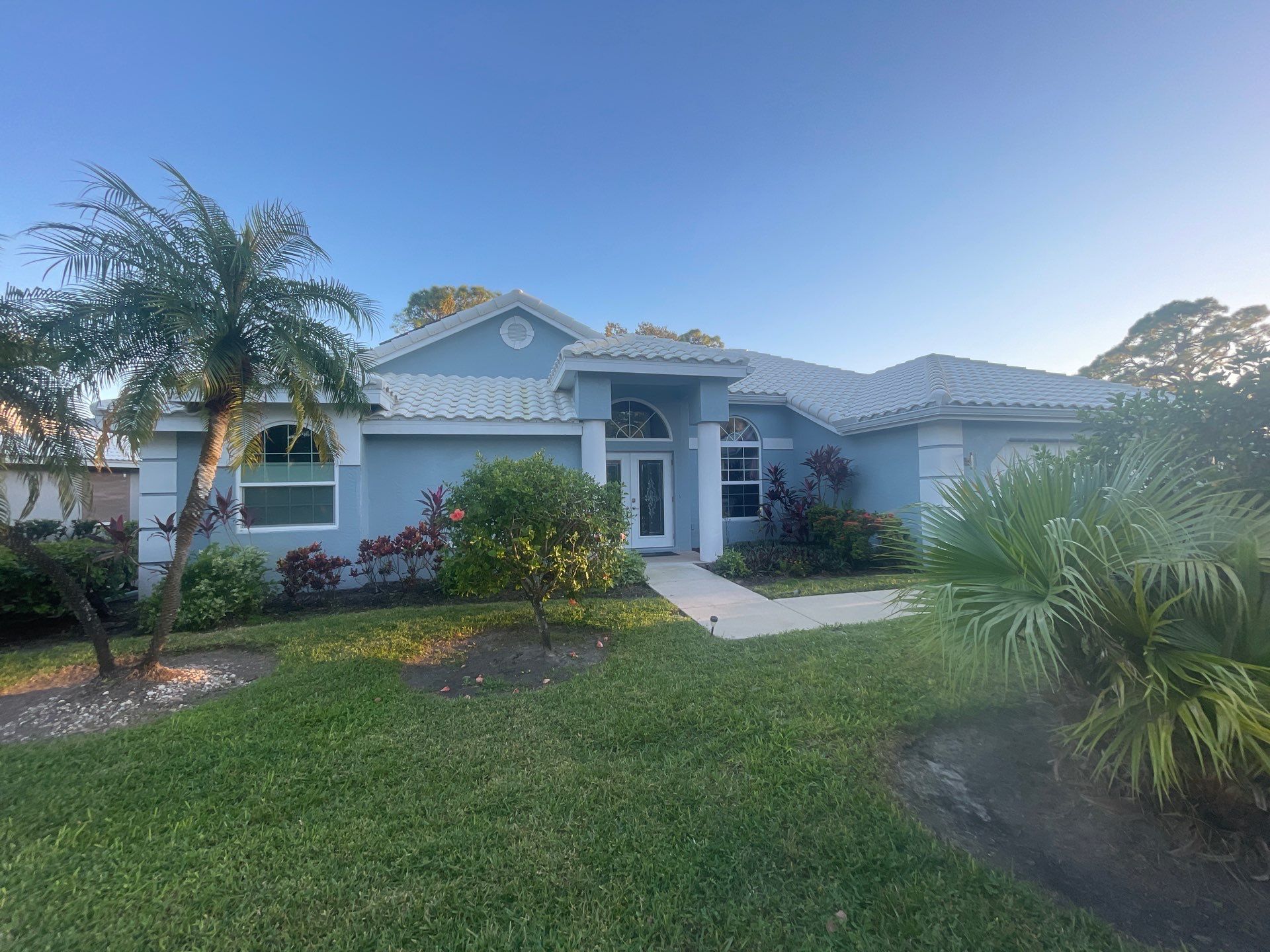 6-inch Seamless Gutters for Beach Cottages in Palmer Ranch FL by Gutter Professors
