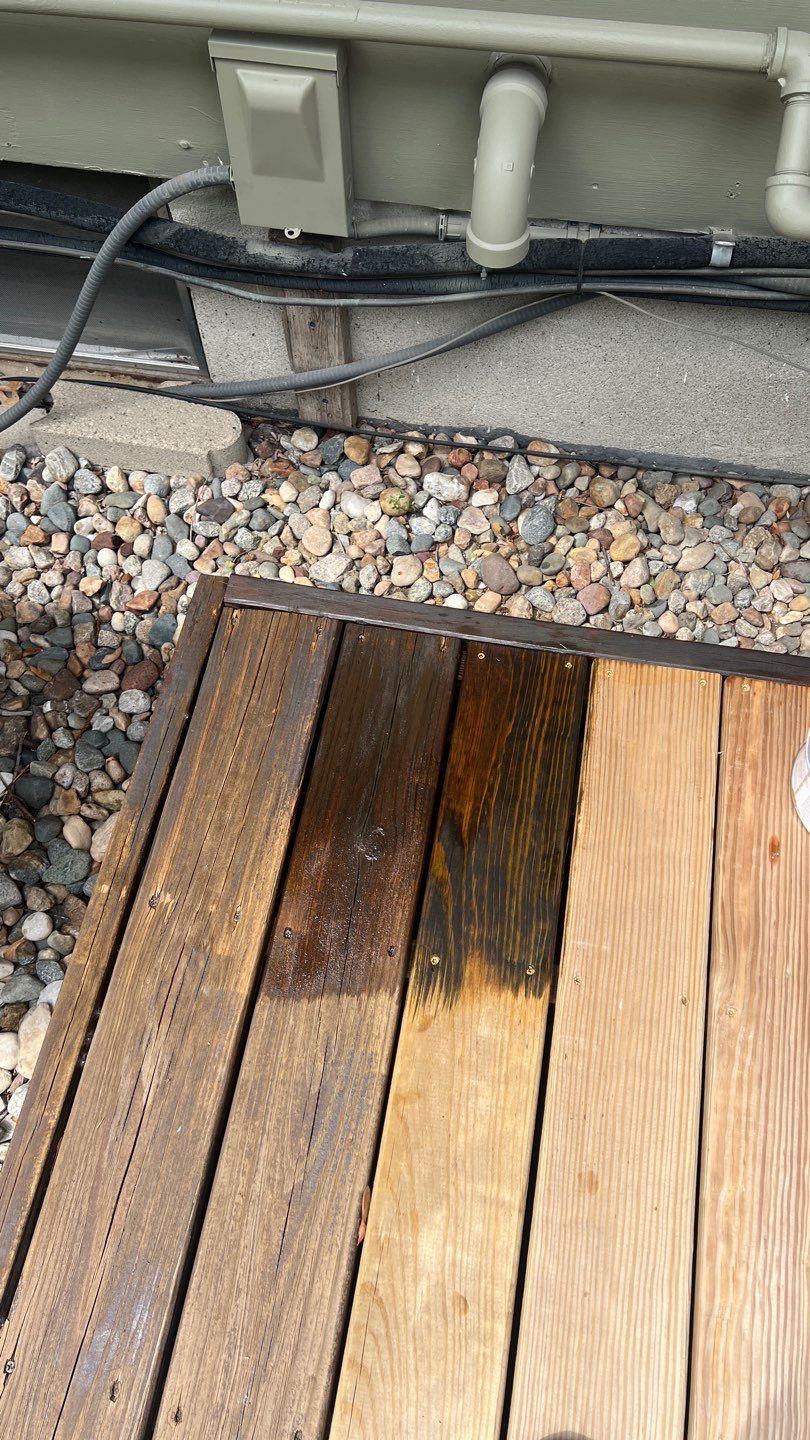 Deck Restain by Cutting edge painting 