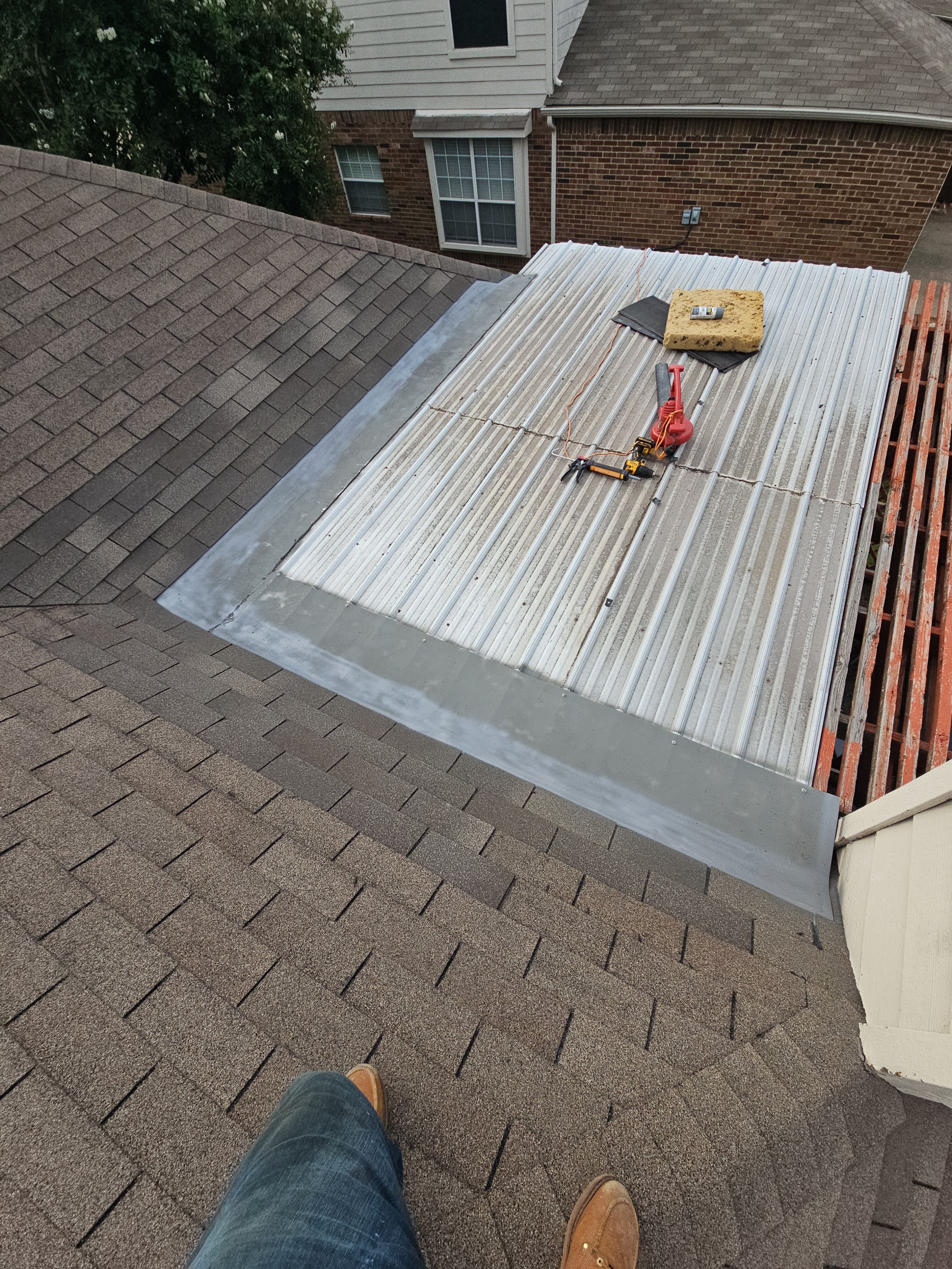 Reparación de Filtración y Flashing en Frisco, TX by road roofing llc
