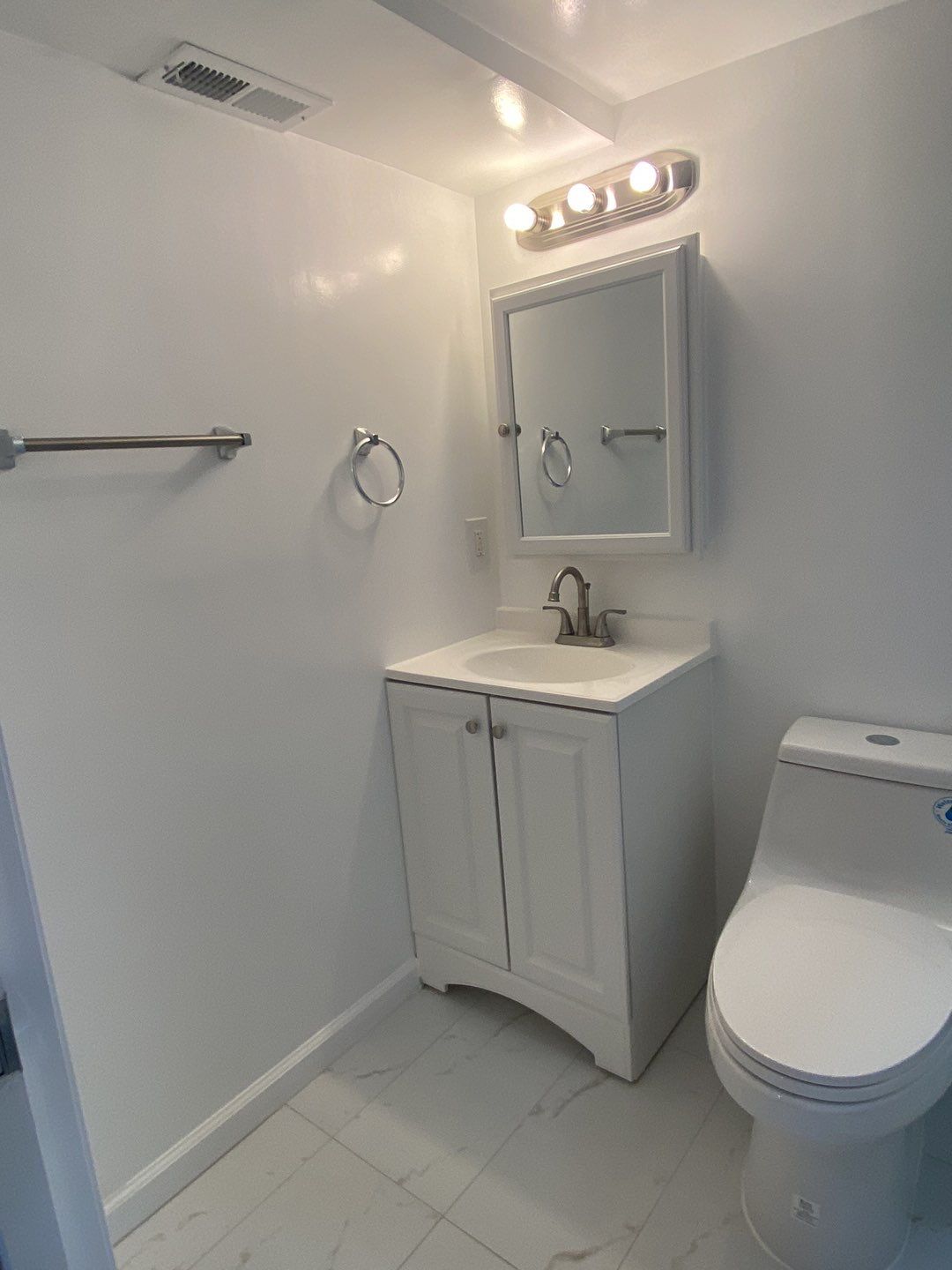 Full bathroom Installtion  by Jesus Master Handyman LLC 
