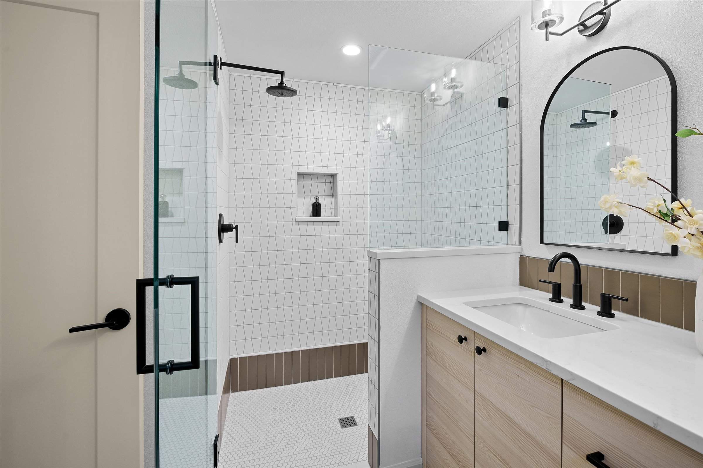 Maple Leaf 6-unit new construction by LinMak Construction