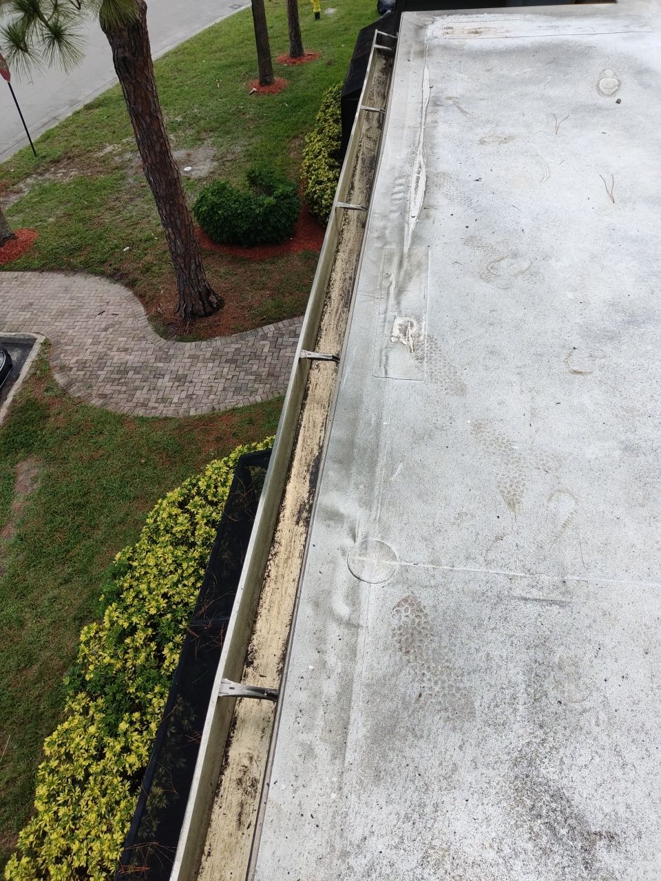 Commercial gutter cleaning West Palm Beach, FL	 after photo with clean gutters