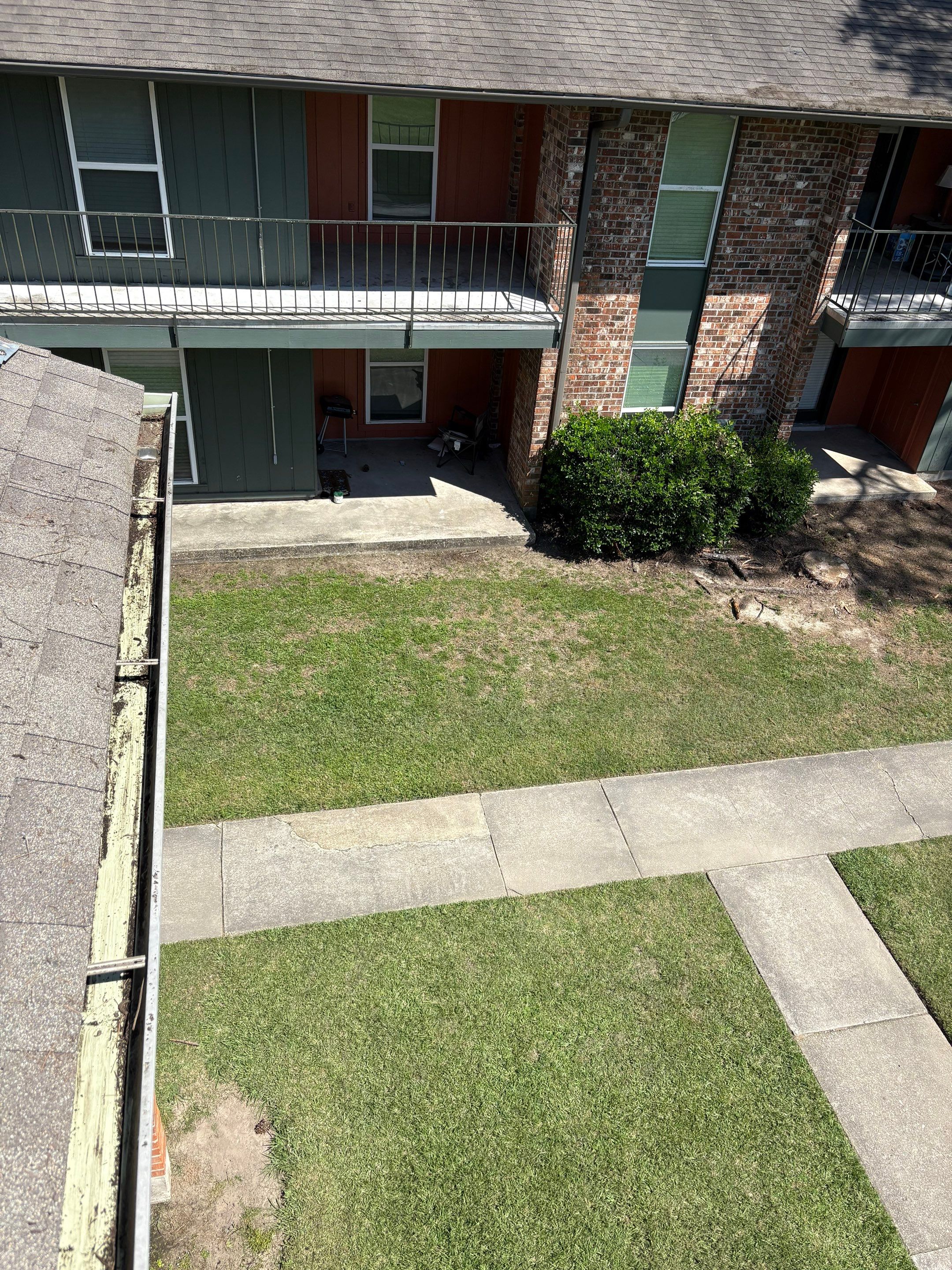 Commercial gutter cleaning Louisiana after photo with clean gutters