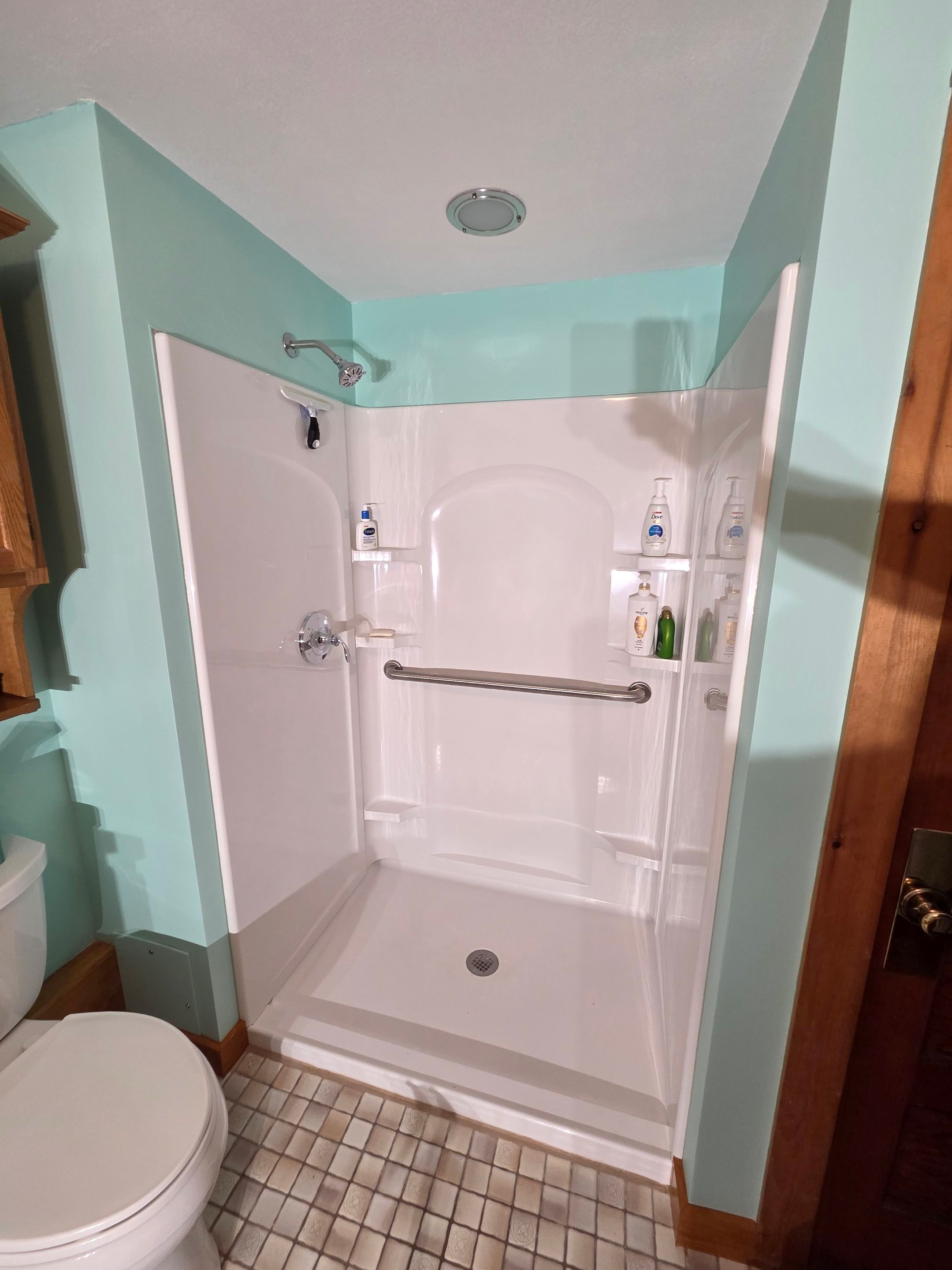Semi-Frameless Shower using Alumax Shower by Cheshire Glass Company