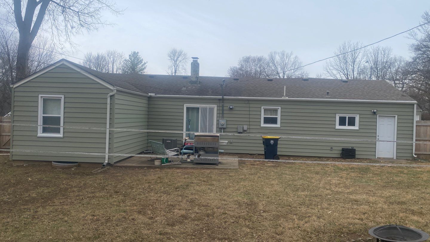 A whole new look for this Gladstone Home by EEC Windows, Siding & Roofing