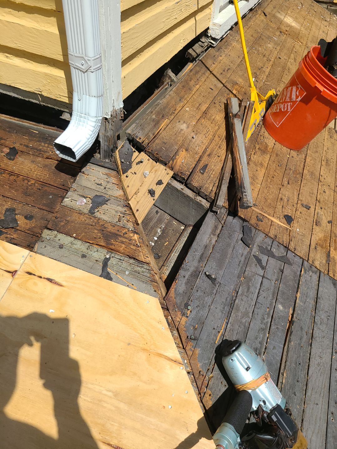 Arlington: CertainTeed Landmark Designer Shingles in Moire Black by RM Banning, Inc.