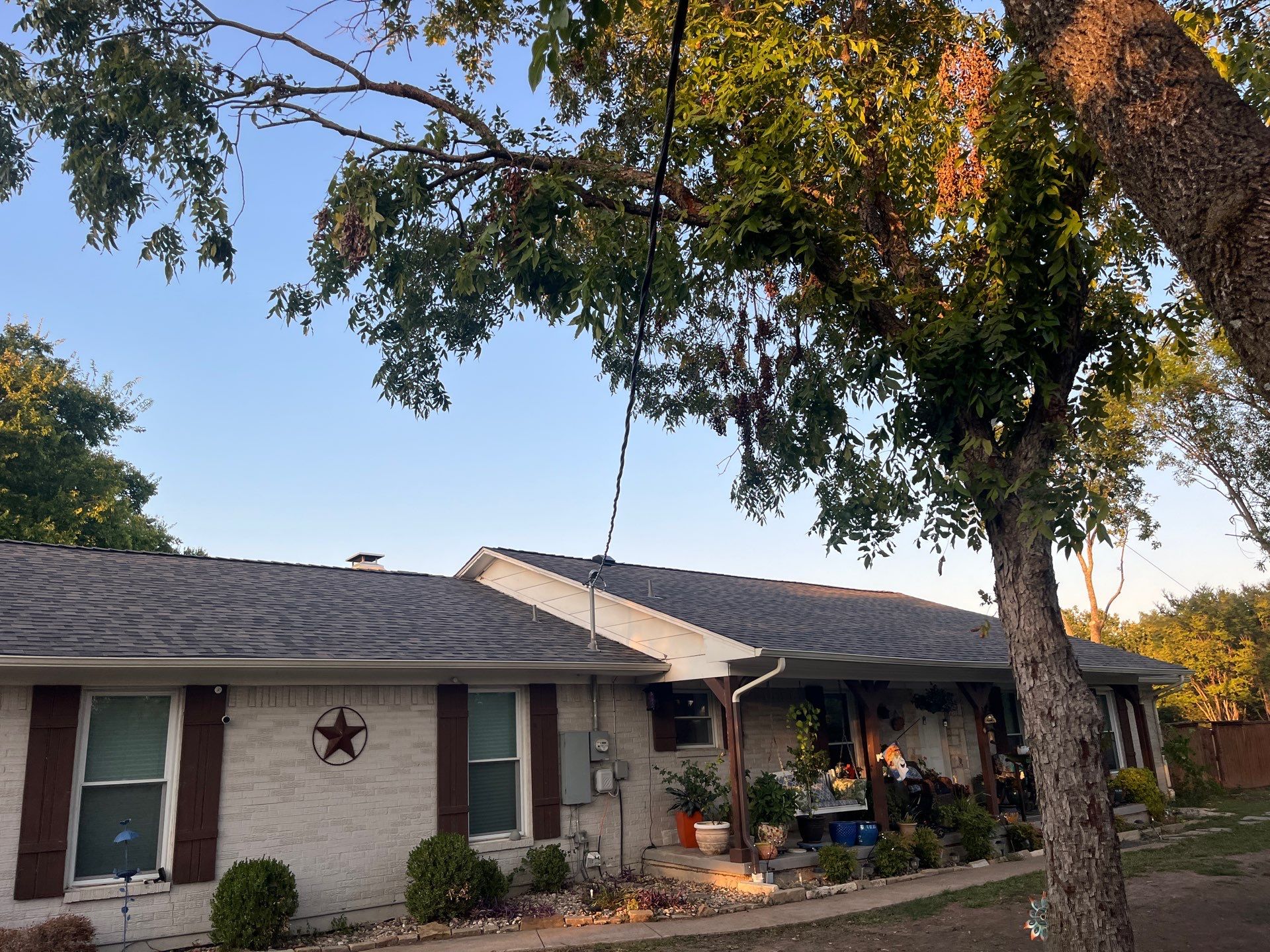 IKO Driftshake-Light Cream brick house by Tejas Roofworks + Restoration