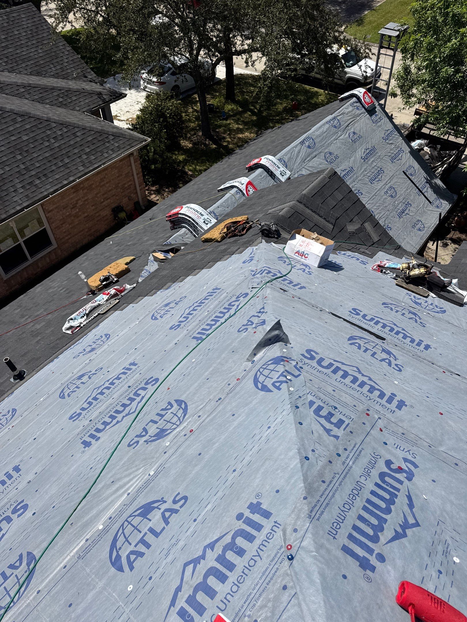 Kingwood Roof Installation using Atlas Pinnacle Pristine by Modern BYLT Roofing & Construction
