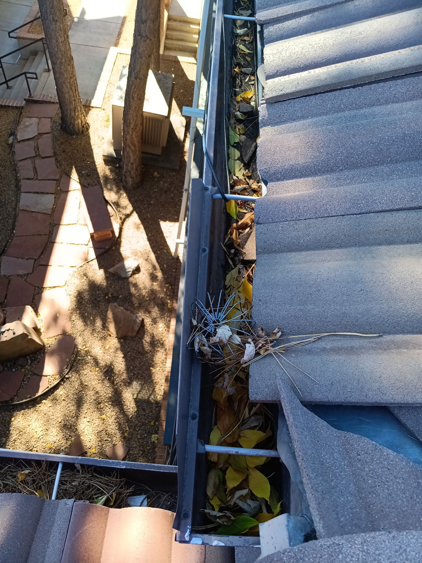 Commercial gutter cleaning Georgia before photo with filled gutters