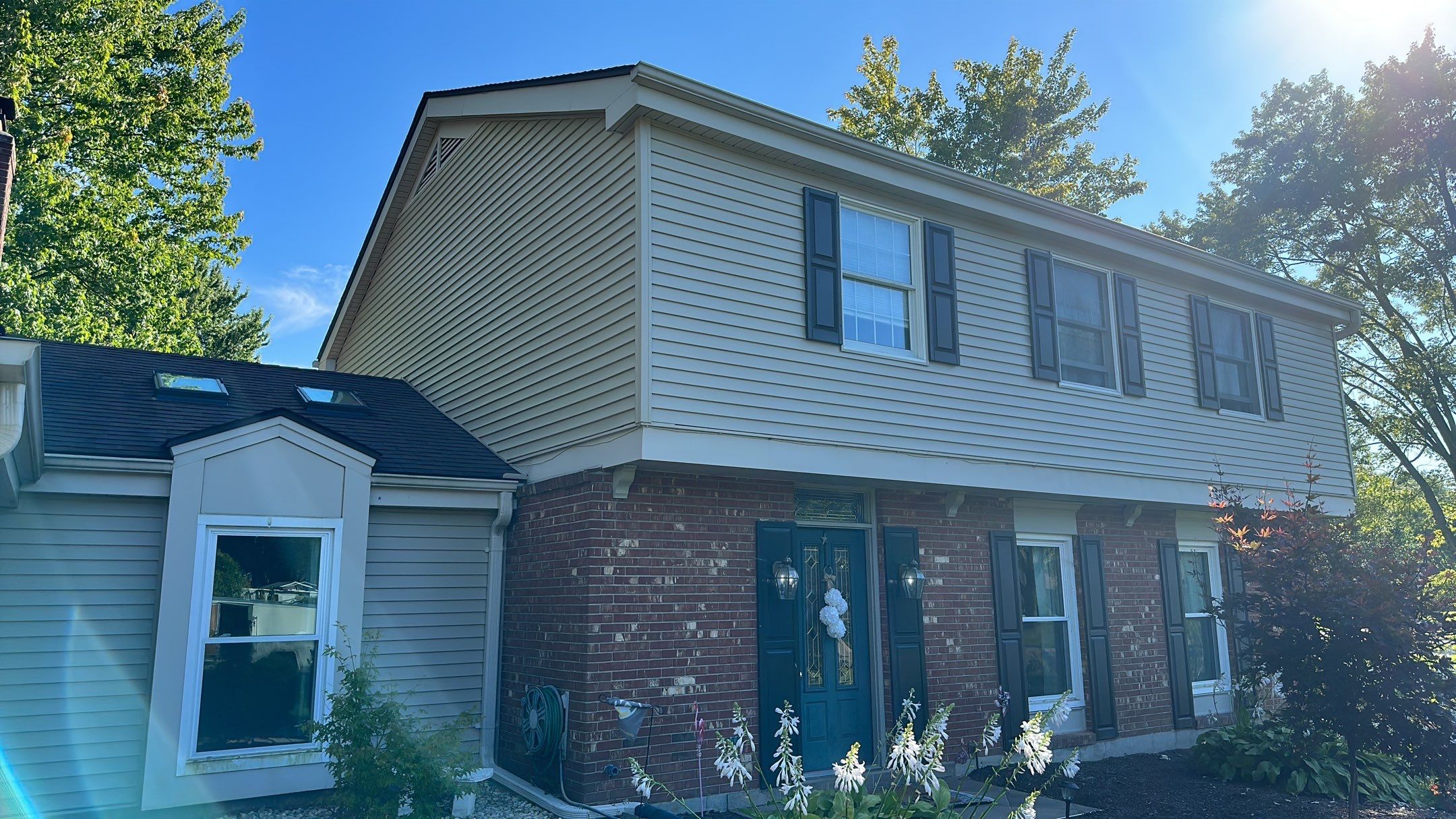 Siding Installation using Norandex Woodsmen Select vinyl sidning by WIW Enterprises Inc