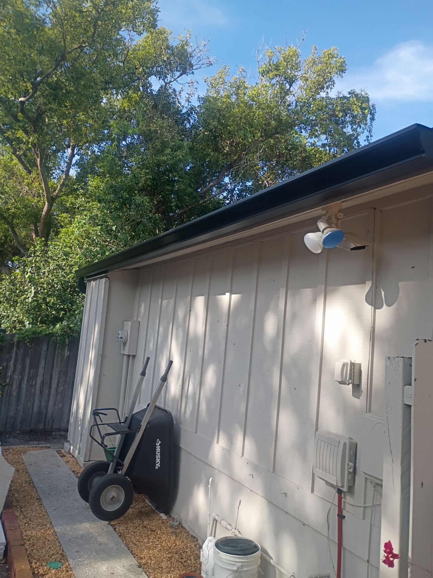 6 Inch Seamless Gutters using black seamless gutters in Sarasota FL by Gutter Professors