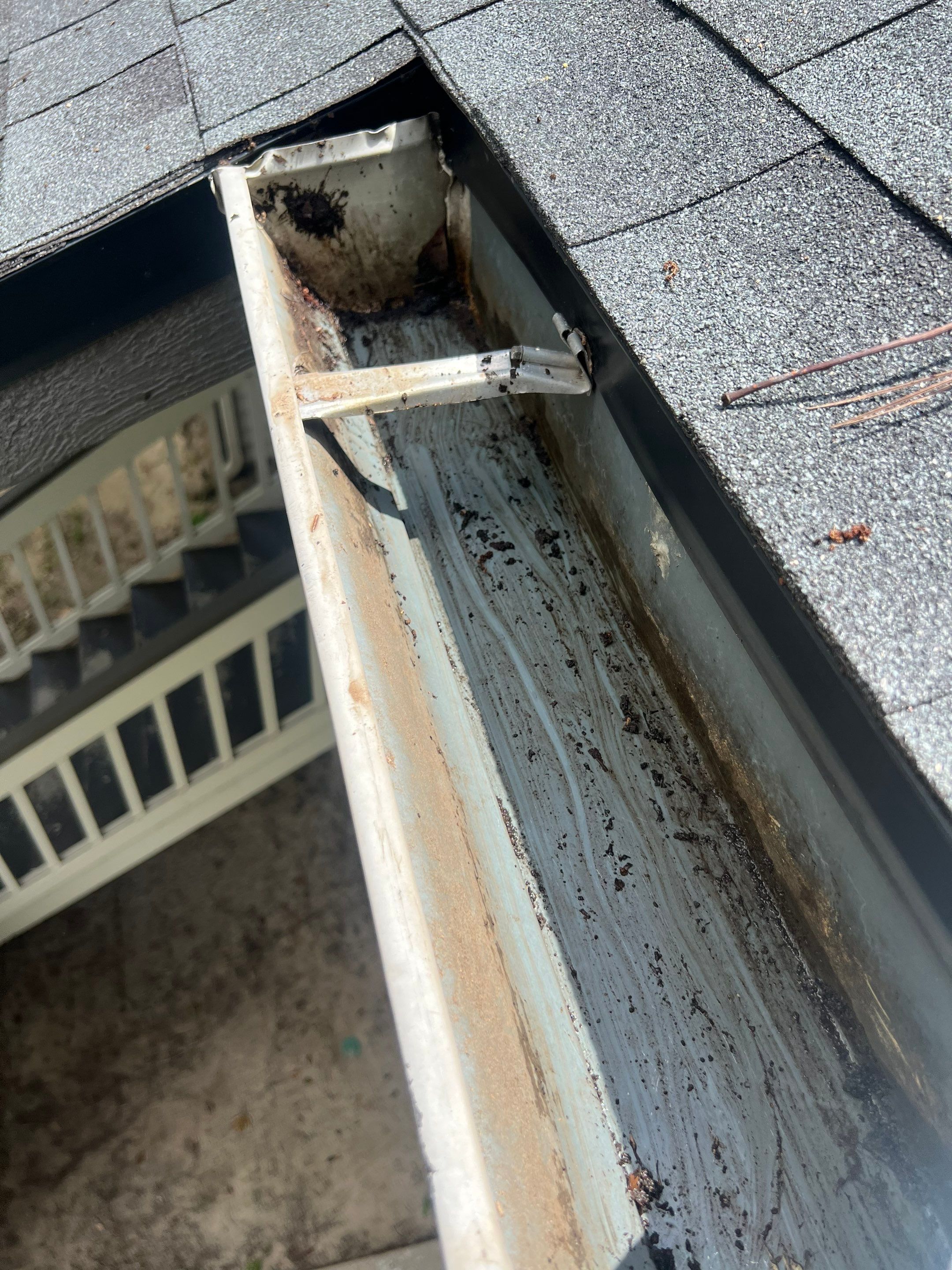 Commercial gutter cleaning Dothan, AL after photo with clean gutters