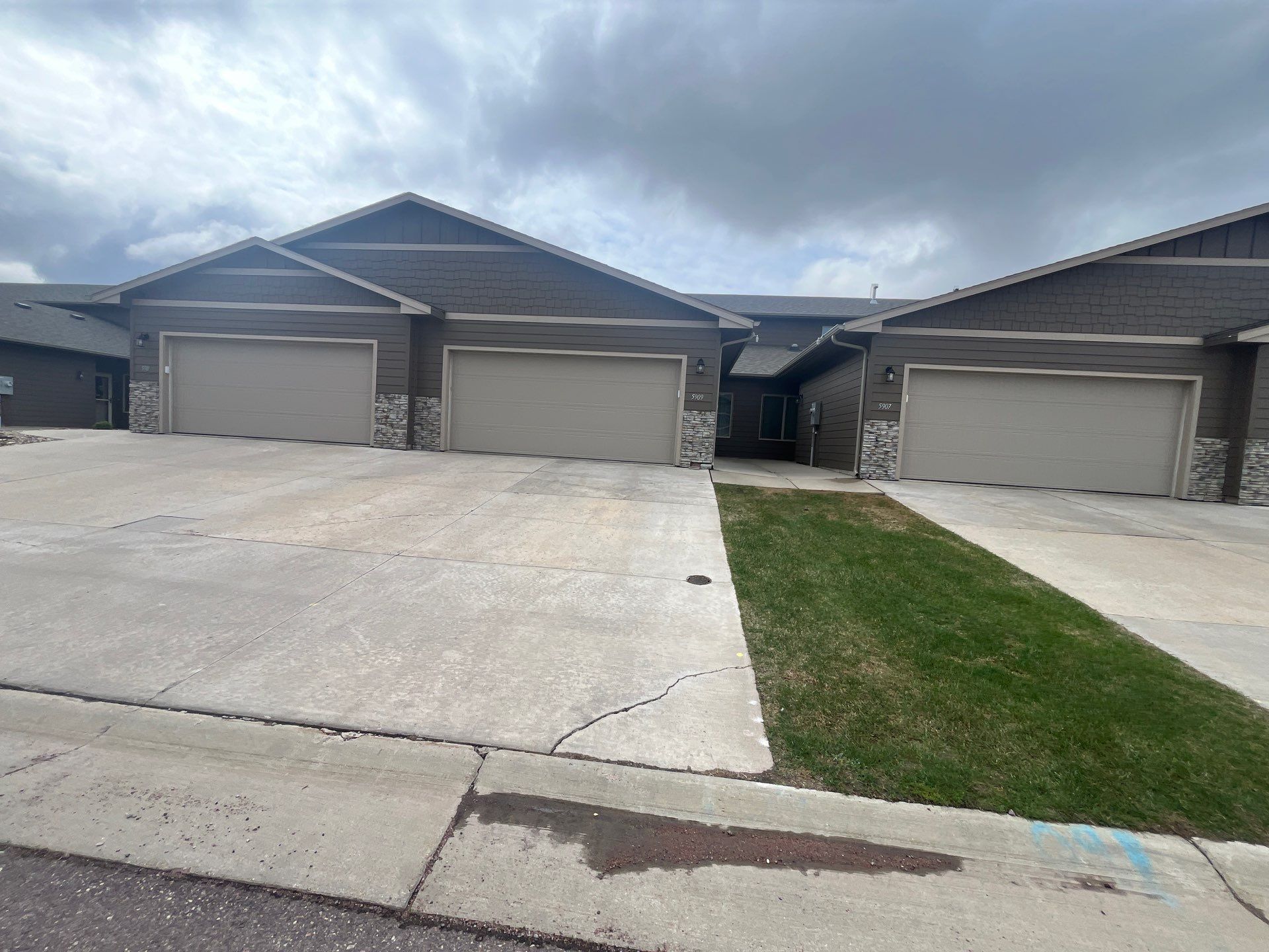 Exterior Painting for Multi-Unit Townhomes in Sioux Falls by Select Painting, Coatings & Garage Cabinets